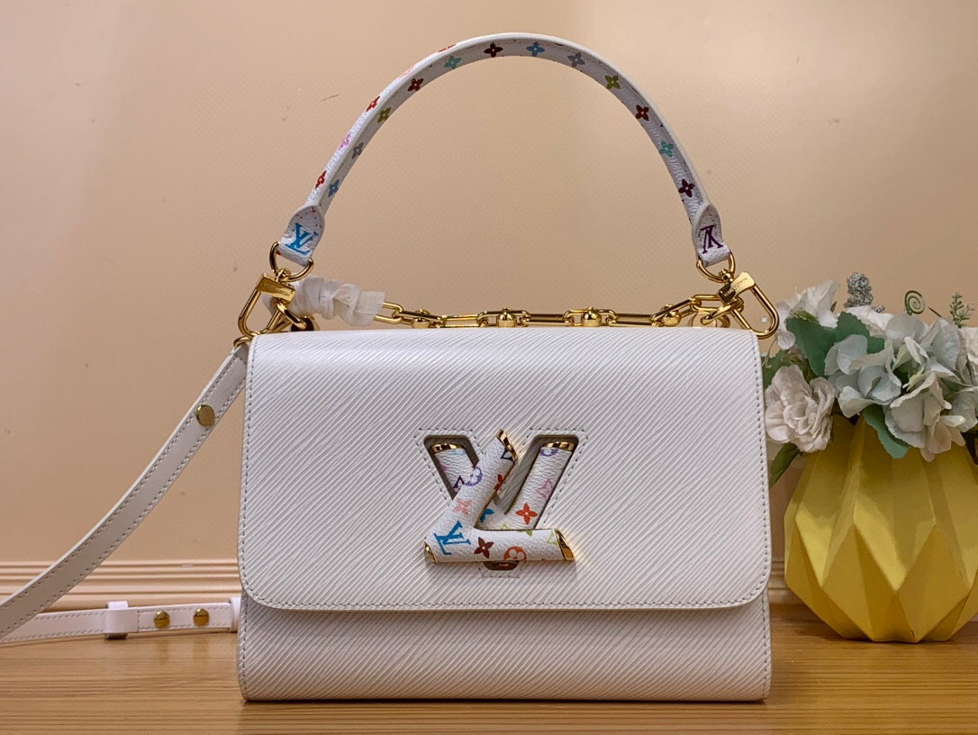 NO:551321,Top original order [LV x TM TWIST SLIM Medium Handbag] m13243 Black m13678 White (Three Colors - Takashi Murakami) This Twist Slim St medium handbag is made of Ei grained cow leather to present a unique texture, and then incorporates the iconic LV Twist twist lock and dazzling metal parts into the modern silhouette. The Toron handle is embellished with the colorful Monogram pattern of the Louis Vuitton x Murakami reissue series.  Dimensions 16 x 8 x 23 cm 8318590,,louis vuitton,louis vuitton,cowhide19860909顶级原单【LV x TM TWIST SLIM 中号手袋】 m13243 黑色 m13678 白色（三彩-村上隆） 本款 Twist Slim St中号手袋以 Ei 粒面牛皮革呈现别致肌理,再为摩登廓形融入标志性 LV Twist 扭锁和耀目金属件.Toron 手柄点缀路易威登 x 村上隆再版系列的缤纷 Monogram 图案. 尺寸16 x 8 x 23 厘米 8318590,,louis vuitton,louis vuitton,cowhide,Bag