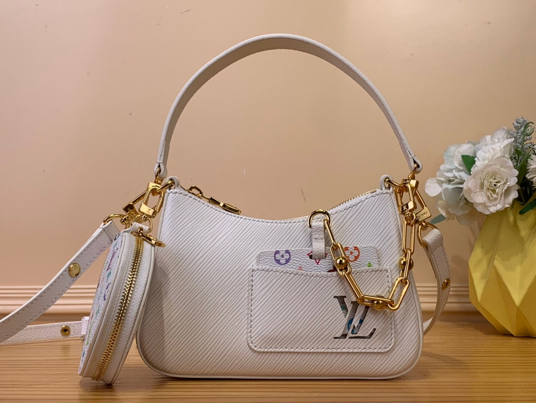 NO:551329,Top original order [LV x TM MARELLINI handbag] m13099 black m13100 white (three colors - Takashi Murakami) This Marellini St handbag is made of rich Ei leather to create a delicate structure, with ample space to store daily necessities such as smartphones. The round coin purse and mirror are made of the colorful Monogram canvas from the Louis Vuitton x Murakami collaboration series, and are fixed to the bag body through a rough metal chain.  Dimensions 13.5 x 6.5 x 19 cm 7318085,,louis vuitton,louis vuitton,wallets19860909顶级原单【LV x TM MARELLINI 手袋】 m13099 黑色 m13100 白色（三彩-村上隆） 本款 Marellini St手袋选用肌理丰盈的 Ei 皮革塑造精巧构型,以充裕空间收纳智能手机等日常所需.圆形零钱包和镜子均取材路易威登 x 村上隆合作系列的缤纷 Monogram 帆布,并通过粗犷金属链条固定于包身. 尺寸13.5 x 6.5 x 19 厘米 7318085,,louis vuitton,louis vuitton,wallets,Bag