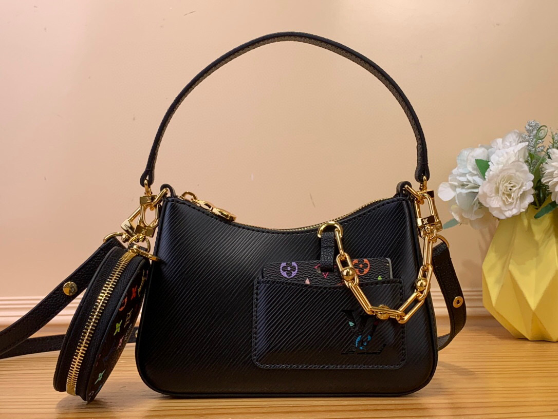 NO:551325,Top original order [LV x TM MARELLINI handbag] m13099 black m13100 white (three colors - Takashi Murakami) This Marellini St handbag is made of rich Ei leather to create a delicate structure, with ample space to store daily necessities such as smartphones. The round coin purse and mirror are made of the colorful Monogram canvas from the Louis Vuitton x Murakami collaboration series, and are fixed to the bag body through a rough metal chain.  Dimensions 13.5 x 6.5 x 19 cm 7318085,,louis vuitton,louis vuitton,wallets19860909顶级原单【LV x TM MARELLINI 手袋】 m13099 黑色 m13100 白色（三彩-村上隆） 本款 Marellini St手袋选用肌理丰盈的 Ei 皮革塑造精巧构型,以充裕空间收纳智能手机等日常所需.圆形零钱包和镜子均取材路易威登 x 村上隆合作系列的缤纷 Monogram 帆布,并通过粗犷金属链条固定于包身. 尺寸13.5 x 6.5 x 19 厘米 7318085,,louis vuitton,louis vuitton,wallets,Bag