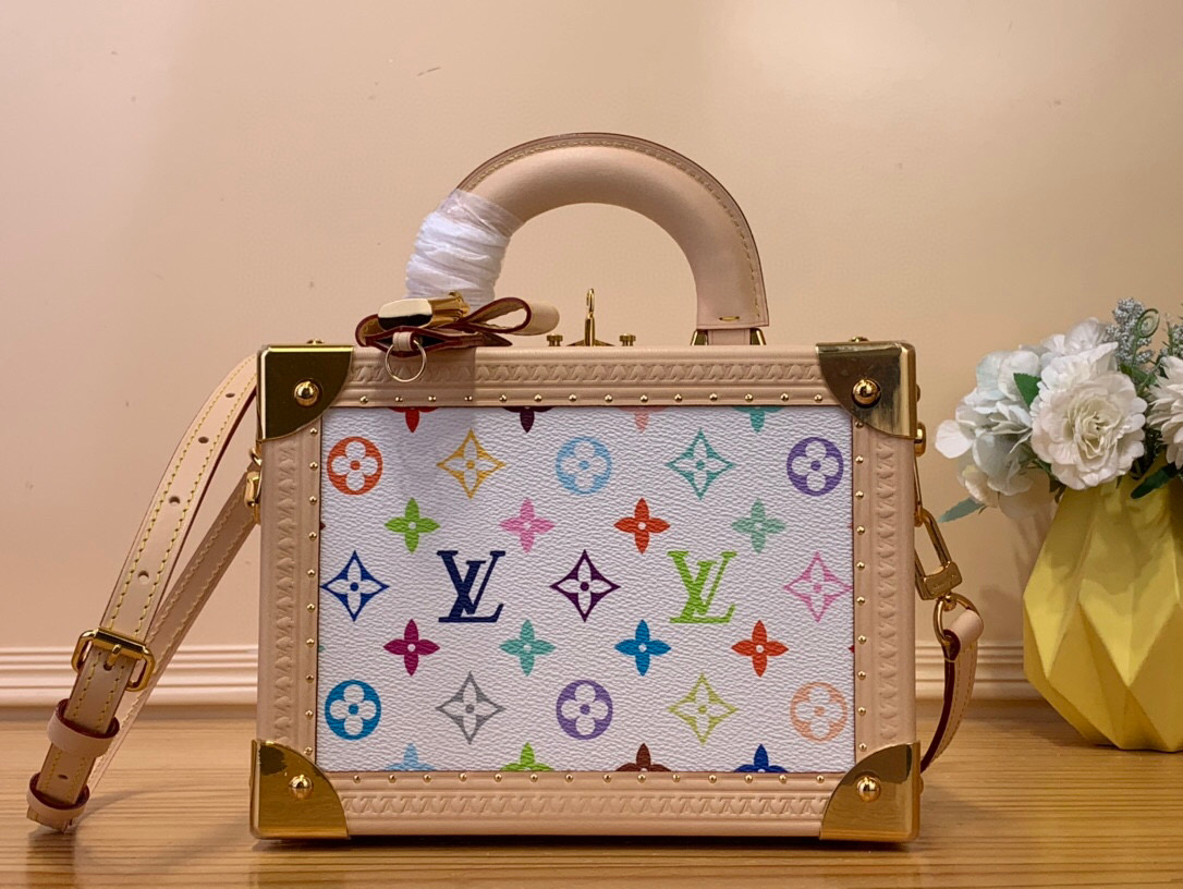 NO:620772,Top original single [LV x TM etite Valise] m13125 white color (three colors-Takashi Murakami) etite Valise  Both sophisticated and vibrant, St pays homage to the house's iconic travel trunks with a playful scaled-down approach. The chic rectangular silhouette is embellished with elegant natural cowhide and shimmering gold hardware, while a leather top handle and S-lock complete the design. Inspired by the rich world of Japanese artist Takashi Murakami, the iconic Monogram pattern is revisited in bold rainbow hues, while the leather lining is accented in hot pink. Dimensions 22.5 x 17.5 x 11 cm  120121300,,louis vuitton,cowhide19860909顶级原单【LV x TM etite Valise】 m13125 白彩（三彩-村上隆） etite Valise St既精致又充满活力,以俏皮的缩小比例向房子的标志性旅行行李箱致敬.别致的矩形轮廓装饰着优雅的天然牛皮和闪闪发光的金色五金件,而皮革顶部手柄和S型锁使设计更加完美.受日本艺术家村上隆的丰富世界的启发,标志性的Monogram图案以大胆的彩虹色调重新审视,而皮革衬里则以热粉色点缀. 尺寸22.5 x 17.5 x 11厘米 120121300,,louis vuitton,cowhide,Bag