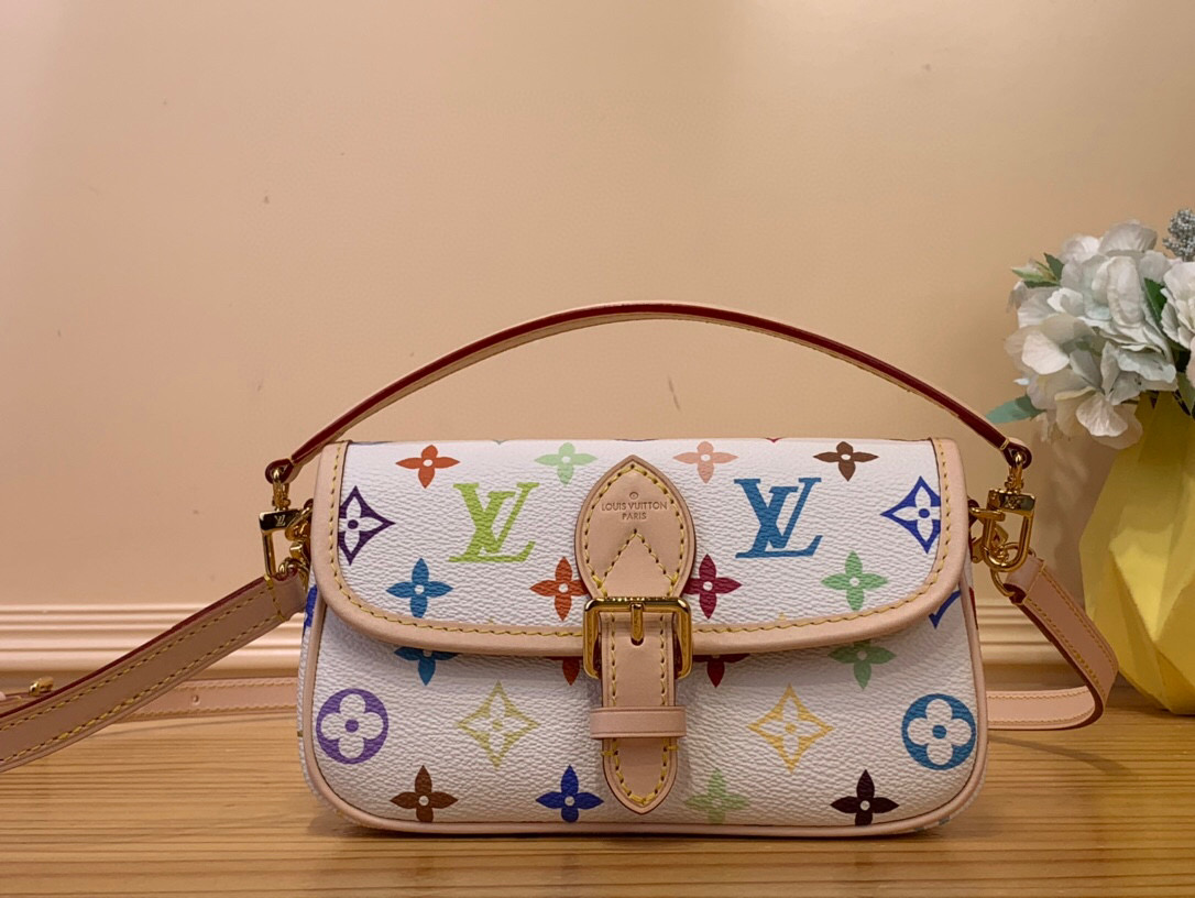 NO:620125,Top Original [Nano Diane Baguette Handbag] M14194 White Color (Three Colors - Takashi Murakami) The Nano Diane in two-tone Monogram Emreinte HlLt leather is a miniaturized version of the iconic Diane bag. This carefully crafted piece features all the key details of the original design, including the rounded flap, piping edges and strap-style magnetic closure. Its removable handle and removable adjustable shoulder strap offer different carrying options. Size 19 x  10.5 x 6 cm 4815055,19860909顶级原单【Nano Diane 法棍手袋】M14194 白彩（三彩-村上隆） 双色Monogram Emreinte HlLt皮革的Nano Diane是标志性Diane包的小型化版本.这件精心制作的作品具有原始设计的所有关键细节,包括圆形翻盖、管道边缘和皮带式磁性闭合.其可拆卸的手柄和可拆卸的可调节肩带提供了不同的携带选择. 尺寸 19 x 10.5 x 6厘米 4815055,,Bag