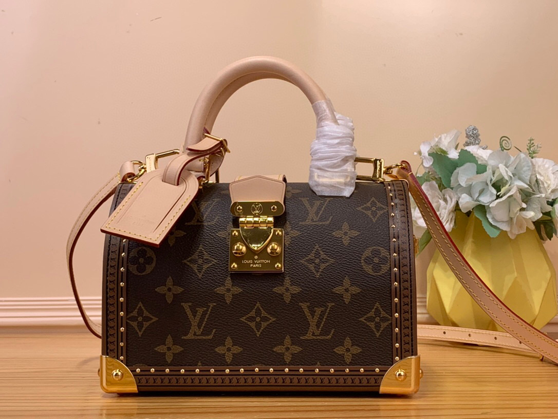 NO:619890,Top original order [SEEDY TRUNK 20 MONOGRAM Handbag] M11154 Presbyopia Wooden Box This Iconic Seedy 20 St handbag incorporates all brand hard box elements, from trim to metal corners, every detail is presented. The detachable and adjustable shoulder strap embellishes the exquisite configuration, adding an elegant member to the hard box handbag family. Dimensions 15 x 13 x 21  cm.140121550,19860909顶级原单【SEEDY TRUNK 20 MONOGRAM 手袋】M11154 老花 木箱 本款 Iconic Seedy 20 St手袋尽数网罗品牌硬箱元素,从镶边到金属包角,各处细节均有呈现.可拆卸并调节的肩带点缀玲珑构型,为硬箱手袋家族再添雅致一员. 尺寸15 x 13 x 21 厘米.140121550,,Bag