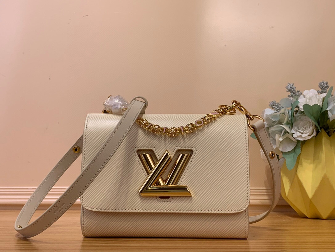 NO:619883,Top original order [TWIST Small Handbag] m13117 White This Twist St small handbag is made of iconic Ei leather and Monogram embossed leather to create a slim configuration, and uses LV twist lock to highlight the identity of the Twist Say My Name series. The dazzling chain is integrated with the Louis Vuitton logo, and the inner pocket is convenient for storing daily needs. It can be carried by hand, cross-body or shoulder. Dimensions 15 x 7 x 19  cm.8519088,,louis vuitton,louis vuitton19860909顶级原单【TWIST 小号手袋】 m13117 白色 本款 Twist St小号手袋以标志性 Ei 皮革和 Monogram 压纹皮革塑造纤薄构型,再借 LV 扭锁点明 Twist Say My Name 系列身份.耀目链条融入路易威登标识,内袋方便收纳日常所需,可随心切换手提、斜挎或肩背方式. 尺寸15 x 7 x 19 厘米.8519088,,louis vuitton,louis vuitton,Bag