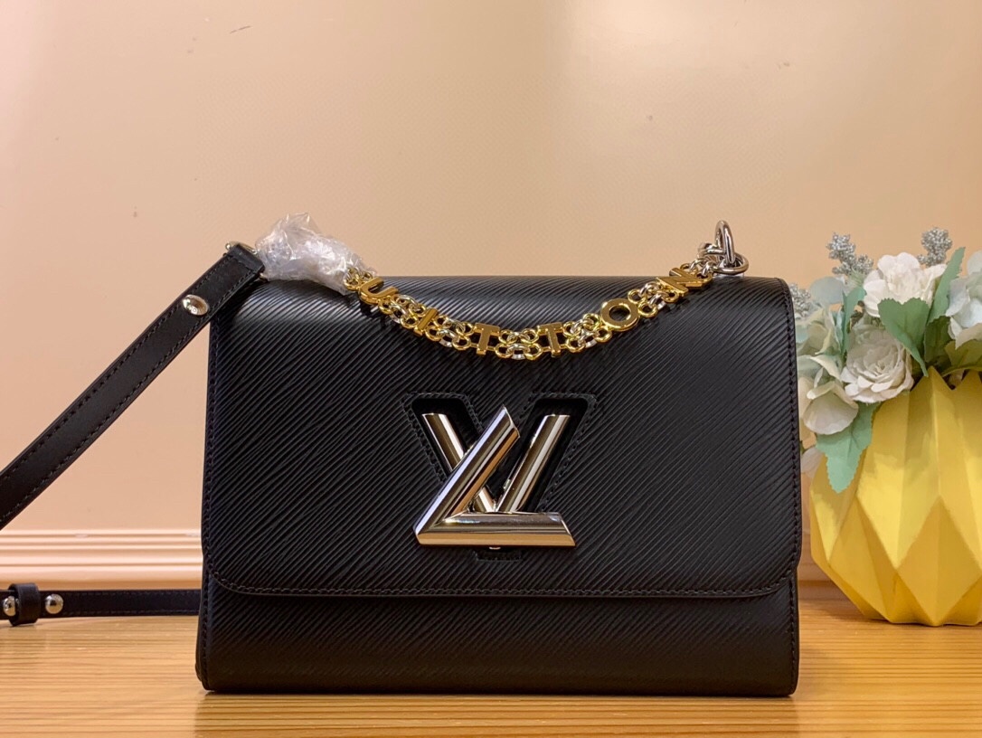 NO:619878,Top original order [TWIST medium handbag] m13118 Black This Twist St medium handbag is made of iconic Ei leather and Monogram embossed leather to create a slim configuration, and uses LV twist lock to highlight the identity of the Twist Say My Name series. The dazzling chain is integrated with the Louis Vuitton logo, and the inner pocket is convenient for storing daily needs. You can switch it as a handbag, crossbody or shoulder. Dimensions 16 x 8 x 23  cm.8619095,,louis vuitton,louis vuitton19860909顶级原单【TWIST 中号手袋】 m13118 黑色 本款 Twist St中号手袋以标志性 Ei 皮革和 Monogram 压纹皮革塑造纤薄构型,再借 LV 扭锁点明 Twist Say My Name 系列身份.耀目链条融入路易威登标识,内袋方便收纳日常所需,可随心切换手提、斜挎或肩背方式. 尺寸16 x 8 x 23 厘米.8619095,,louis vuitton,louis vuitton,Bag