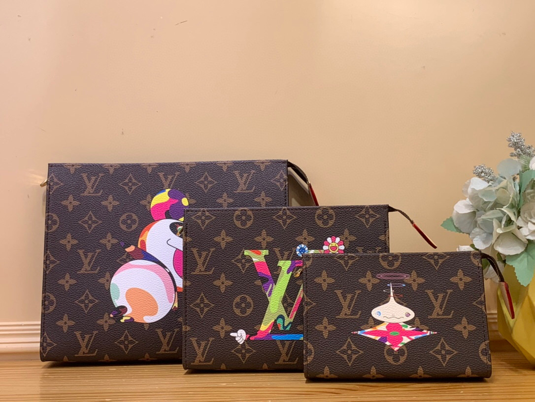 NO:620195,Top original order [LV x TM TRIO Toilet Bag] m13762 Presbyopic/Rose Red Figure (Takashi Murakami) This Trio Ms toilet bag is from the Louis Vuitton x Murakami reissue series. It depicts a colorful and humorous image on Monogram coated canvas, telling the 'ultra-flat' aesthetic style of Japanese artist Takashi Murakami. The metal zipper ensures secure storage, and the bright washable fabric lining completes the whole.  Dimensions: 20 x 5.5 x 25 cm 4215055,,louis vuitton,louis vuitton19860909顶级原单【LV x TM TRIO 盥洗袋】 m13762 老花/玫红 公仔（村上隆） 本款 Trio Ms盥洗袋出自路易威登 x 村上隆再版系列,为 Monogram 涂层帆布描绘缤纷谐趣形象,娓娓道出日本艺术家村上隆的“超扁平”美学风格.金属拉链确保稳妥收纳,明丽可洗涤织物内衬完善整体. 尺寸:20 x 5.5 x 25 厘米 4215055,,louis vuitton,louis vuitton,Bag