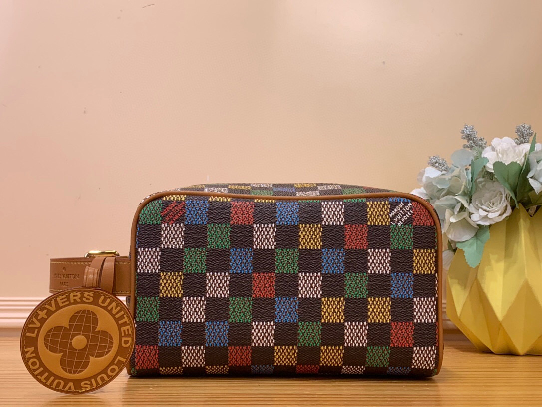 NO:620819,Top original order [LOCKER DO KIT toilet bag] N00151 color (lattice) LOCKER DO KIT LD toilet bag is made of LVers Damier Ebene canvas, the colorful checkered pattern seems to be drawn on the Damier Ebene pattern. The handle is made of cow leather, and the bag body is equipped with a removable ball LVERS UNITED  Pendant. With spacious zipper opening and washable fabric lining, suitable for storing toiletries. Size 13 x 12 x 23 cm 4015055,,louis vuitton,versace,cowhide19860909顶级原单【LOCKER DO KIT 盥洗袋】N00151 彩色（格子） LOCKER DO KIT LD盥洗袋由 LVers Damier Ebene 帆布制成,彩色格纹仿佛绘制在 Damier Ebene 图案之上.手柄由牛皮革制成,袋体配有可拆卸的球形 LVERS UNITED 吊饰.搭配宽敞的拉链口和可洗涤的织物内衬,适合收纳洗护用品. 尺寸13 x 12 x 23 厘米 4015055,,louis vuitton,versace,cowhide,Bag