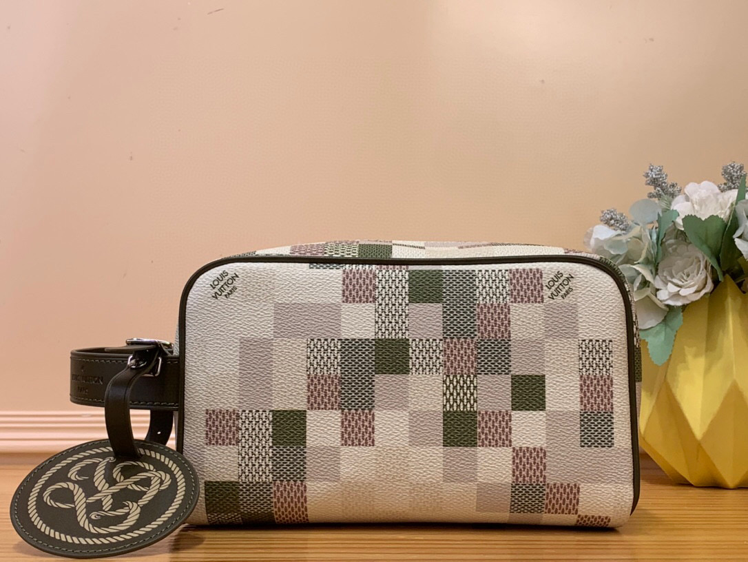 NO:619888,Top original order [LOCKER DO KIT toilet bag] N00112 color (plaid) This Locker Do Kit LD toilet bag is constructed with Damoflage coated canvas to construct a handsome box-shaped silhouette, giving the Damier plaid a pixel effect. The washable lining allows for easy storage, and the adjustable handle can be easily hung on a hook. Dimensions 13 x 12 x 23 cm 4015055,19860909顶级原单【LOCKER DO KIT 盥洗袋】N00112 彩色（格子） 本款 Locker Do Kit LD 盥洗袋以 Damoflage 涂层帆布构筑俊朗箱型廓形,令 Damier 格纹呈现像素效果.可洗涤内衬实现轻松收纳,可调节手柄方便悬于挂钩. 尺寸13 x 12 x 23 厘米 4015055,,Bag