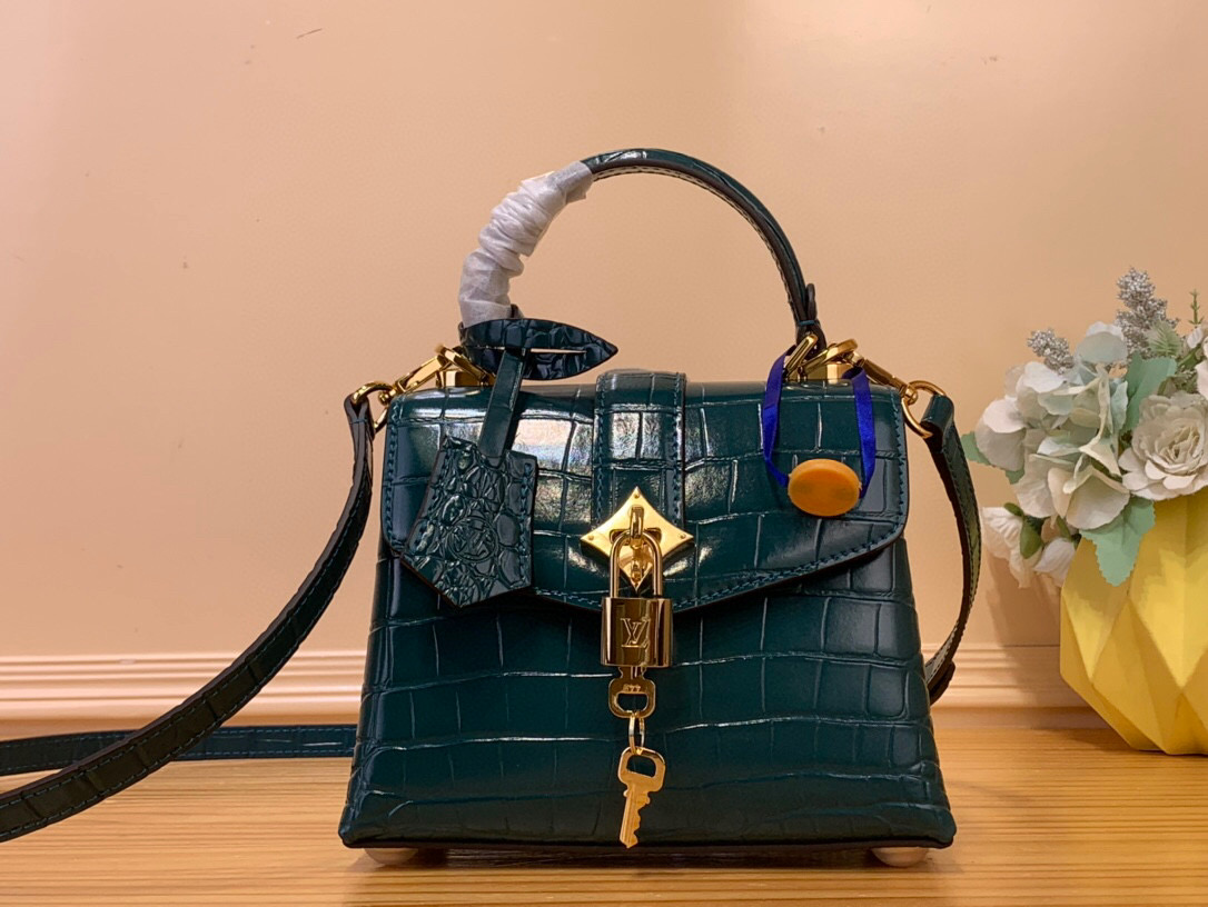 NO:620583,Top original order [ROSE DES VENTS mini handbag] N84713 N84714 Premium blue (crocodile pattern) This mini Xm handbag is made of crocodile pattern leather, with the right size for day and night occasions. Monogram metallic flowers are embellished on the upper edge of the bag, complementing the elegant metal parts. The detachable shoulder strap provides a variety of carrying options. Size 19*15*9 cm 120121250,19860909顶级原单【ROSE DES VENTS mini 手袋】N84713 N84714 高级蓝（鳄鱼纹） 本款mini Xm手袋采用鳄鱼纹皮革,以恰宜尺寸游刃昼夜场合. Monogram 金属质感花卉点缀包身上缘,与雅致金属件相得益彰.可拆卸肩带提供多种背携选择 尺寸19*15*9 厘米 120121250,,Bag