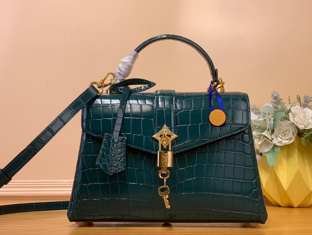 NO:620576,Top original order [ROSE DES VENTS handbag] N84713 N84714 Premium blue (crocodile pattern) This handbag is made of crocodile pattern leather, with the right size to suit day and night occasions. Monogram19860909顶级原单【ROSE DES VENTS 手袋】N84713 N84714 高级蓝（鳄鱼纹） 本款手袋采用鳄鱼纹皮革,以恰宜尺寸游刃昼夜场合. Monogram XM金属质感花卉点缀包身上缘,与雅致金属件相得益彰.可拆卸肩带提供多种背携选择 尺寸27*18*9 厘米 130121350,,Bag