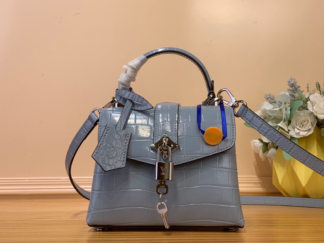 NO:620597,Top original order [ROSE DES VENTS mini handbag] N84713 N84714 light blue (crocodile pattern) This mini Xm handbag is made of crocodile pattern leather, with the right size to suit day and night occasions. Monogram metallic flowers embellish the upper edge of the bag, complementing the elegant metal parts. The detachable shoulder strap provides a variety of carrying options. Size 19*15*9 cm 120121250,19860909顶级原单【ROSE DES VENTS mini 手袋】N84713 N84714 浅蓝色（鳄鱼纹） 本款mini Xm手袋采用鳄鱼纹皮革,以恰宜尺寸游刃昼夜场合. Monogram 金属质感花卉点缀包身上缘,与雅致金属件相得益彰.可拆卸肩带提供多种背携选择 尺寸19*15*9 厘米 120121250,,Bag