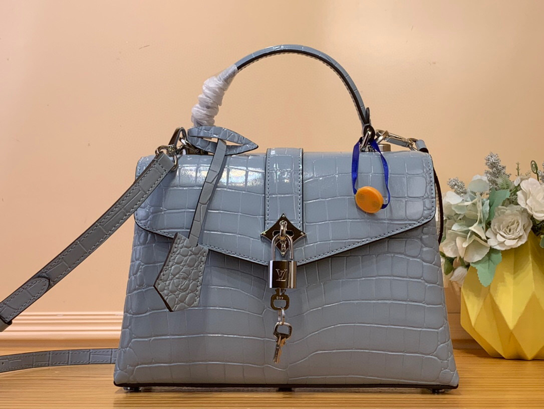 NO:620590,Top original order [ROSE DES VENTS handbag] N84713 N84714 light blue (crocodile pattern) This handbag is made of crocodile pattern leather, with the right size to suit day and night occasions. Monogram19860909顶级原单【ROSE DES VENTS 手袋】N84713 N84714 浅蓝色（鳄鱼纹） 本款手袋采用鳄鱼纹皮革,以恰宜尺寸游刃昼夜场合. Monogram XM金属质感花卉点缀包身上缘,与雅致金属件相得益彰.可拆卸肩带提供多种背携选择 尺寸27*18*9 厘米 130121450,,Bag