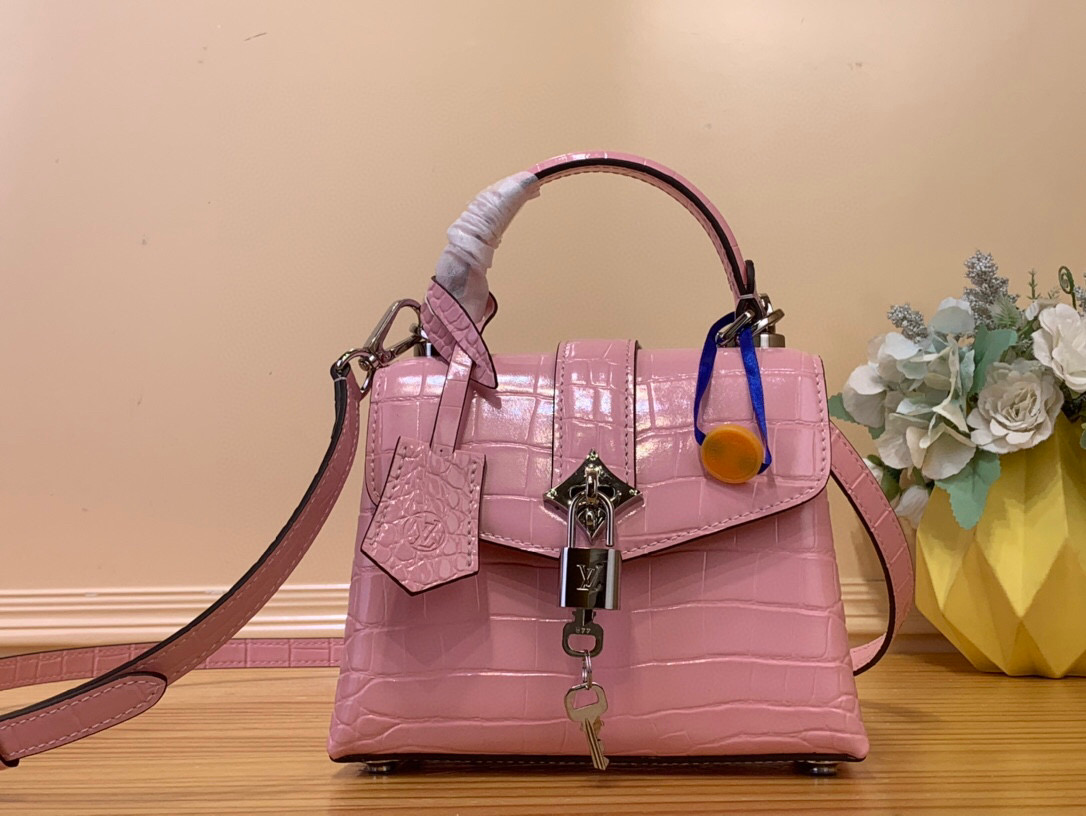 NO:620694,Top original order [ROSE DES VENTS mini handbag] N84713 N84714 pink (crocodile pattern) This mini Xm handbag is made of crocodile pattern leather, with the right size for day and night occasions. Monogram metallic flowers are embellished on the edge of the bag, complementing the elegant metal parts. The detachable shoulder strap provides a variety of carrying options. Size 19*15*9 cm 120121350,19860909顶级原单【ROSE DES VENTS mini 手袋】N84713 N84714 粉色（鳄鱼纹） 本款mini Xm手袋采用鳄鱼纹皮革,以恰宜尺寸游刃昼夜场合. Monogram 金属质感花卉点缀包身上缘,与雅致金属件相得益彰.可拆卸肩带提供多种背携选择 尺寸19*15*9 厘米 120121350,,Bag