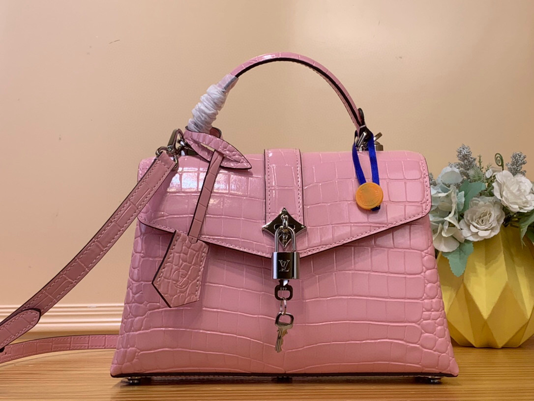 NO:620603,Top original order [ROSE DES VENTS handbag] N84713 N84714 pink (crocodile pattern) This handbag is made of crocodile pattern leather, with the right size to suit day and night occasions. Monogram19860909顶级原单【ROSE DES VENTS 手袋】N84713 N84714 粉色（鳄鱼纹） 本款手袋采用鳄鱼纹皮革,以恰宜尺寸游刃昼夜场合. Monogram XM金属质感花卉点缀包身上缘,与雅致金属件相得益彰.可拆卸肩带提供多种背携选择 尺寸27*18*9 厘米 130121450,,Bag