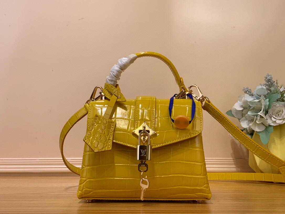NO:620699,Top original order [ROSE DES VENTS mini handbag] N84713 N84714 yellow (crocodile pattern) This mini Xm handbag is made of crocodile pattern leather, with the right size to suit day and night occasions. Monogram metallic flowers embellish the upper edge of the bag, complementing the elegant metal parts. The detachable shoulder strap provides a variety of carrying options. Size 19*15*9 cm 120121250,19860909顶级原单【ROSE DES VENTS mini 手袋】N84713 N84714 黄色（鳄鱼纹） 本款mini Xm手袋采用鳄鱼纹皮革,以恰宜尺寸游刃昼夜场合. Monogram 金属质感花卉点缀包身上缘,与雅致金属件相得益彰.可拆卸肩带提供多种背携选择 尺寸19*15*9 厘米 120121250,,Bag