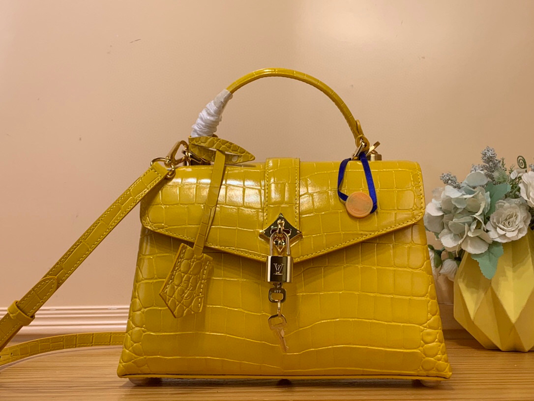 NO:620697,Top original order [ROSE DES VENTS handbag] N84713 N84714 yellow (crocodile pattern) This handbag is made of crocodile pattern leather, with the right size to suit day and night occasions. Monogram19860909顶级原单【ROSE DES VENTS 手袋】N84713 N84714 黄色（鳄鱼纹） 本款手袋采用鳄鱼纹皮革,以恰宜尺寸游刃昼夜场合. Monogram XM金属质感花卉点缀包身上缘,与雅致金属件相得益彰.可拆卸肩带提供多种背携选择 尺寸27*18*9 厘米 130121450,,Bag