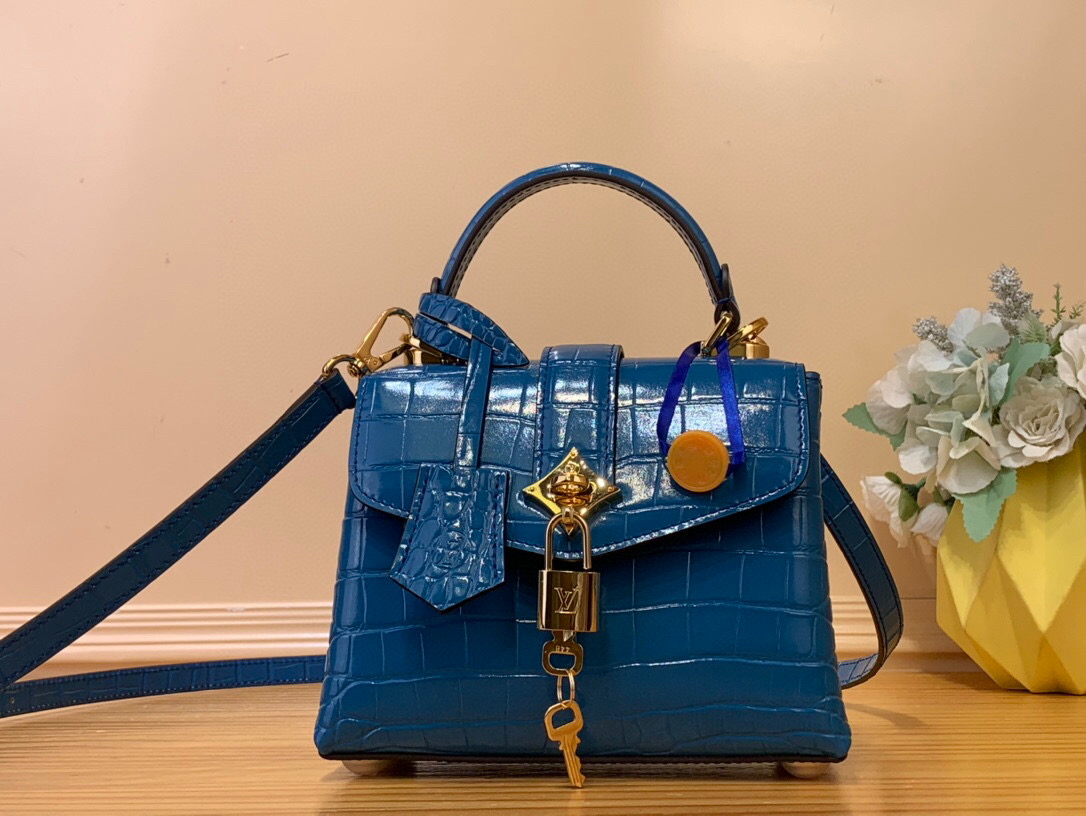 NO:620569,Top original order [ROSE DES VENTS mini handbag] N84713 N84714 royal blue (crocodile pattern) This mini Xm handbag is made of crocodile pattern leather, with the right size to suit day and night occasions. Monogram metallic flowers are embellished on the upper edge of the bag, complementing the elegant metal parts. The detachable shoulder strap provides a variety of carrying options. Size 19*15*9 cm 120121350,19860909顶级原单【ROSE DES VENTS mini 手袋】N84713 N84714 宝蓝色（鳄鱼纹） 本款mini Xm手袋采用鳄鱼纹皮革,以恰宜尺寸游刃昼夜场合. Monogram 金属质感花卉点缀包身上缘,与雅致金属件相得益彰.可拆卸肩带提供多种背携选择 尺寸19*15*9 厘米 120121350,,Bag
