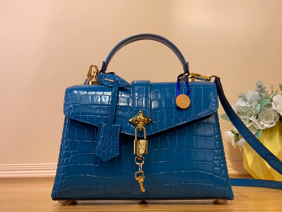 NO:620560,Top original order [ROSE DES VENTS handbag] N84713 N84714 royal blue (crocodile pattern) This handbag is made of crocodile pattern leather, with the right size to suit day and night occasions. Monogram19860909顶级原单【ROSE DES VENTS 手袋】N84713 N84714 宝蓝色（鳄鱼纹） 本款手袋采用鳄鱼纹皮革,以恰宜尺寸游刃昼夜场合. Monogram XM金属质感花卉点缀包身上缘,与雅致金属件相得益彰.可拆卸肩带提供多种背携选择 尺寸27*18*9 厘米 130121450,,Bag