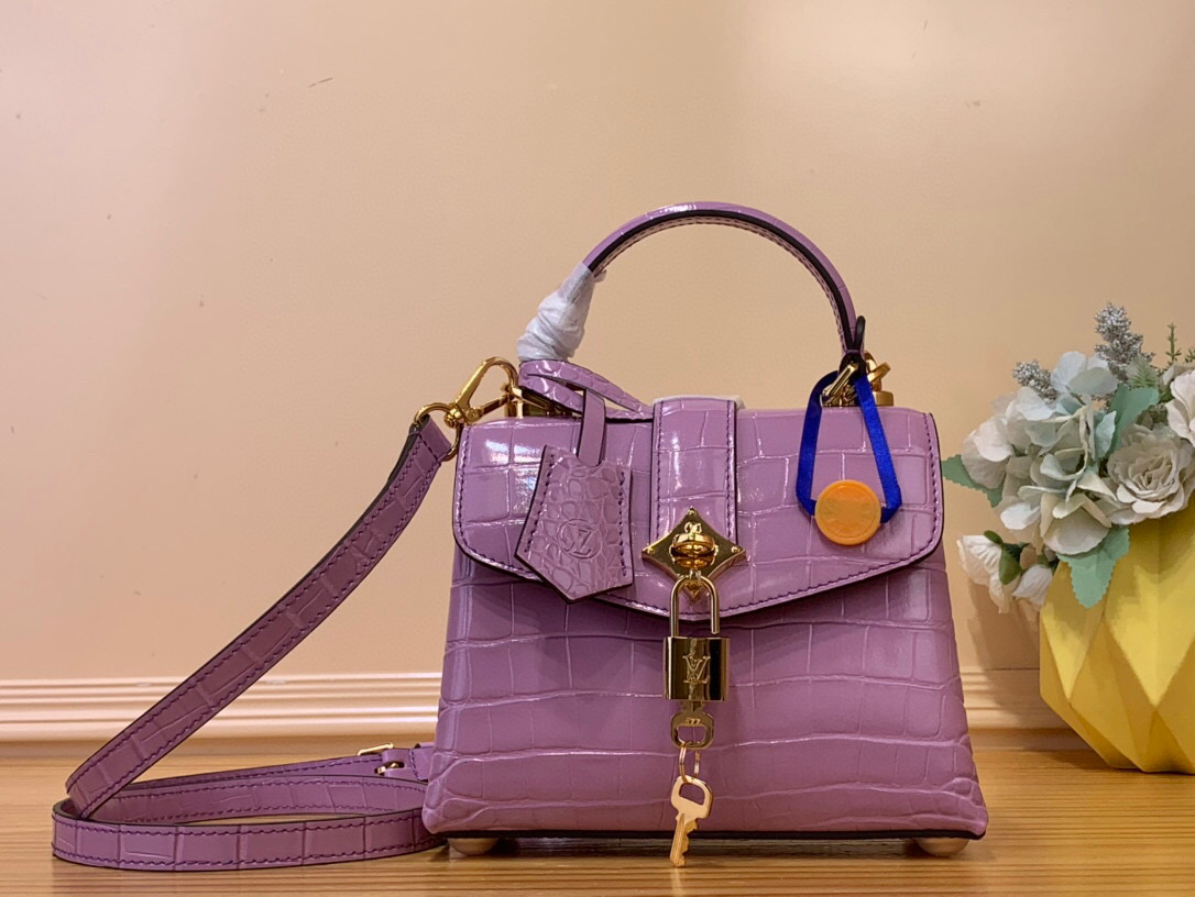NO:620717,Top original order [ROSE DES VENTS mini handbag] N84713 N84714 light purple (crocodile pattern) This mini Xm handbag is made of crocodile pattern leather, with the right size for day and night occasions. Monogram metallic flowers are embellished on the upper edge of the bag, complementing the elegant metal parts. The detachable shoulder strap provides a variety of carrying options. Size 19*15*9 cm 120121350,19860909顶级原单【ROSE DES VENTS mini 手袋】N84713 N84714 浅紫色（鳄鱼纹） 本款mini Xm手袋采用鳄鱼纹皮革,以恰宜尺寸游刃昼夜场合. Monogram 金属质感花卉点缀包身上缘,与雅致金属件相得益彰.可拆卸肩带提供多种背携选择 尺寸19*15*9 厘米 120121350,,Bag