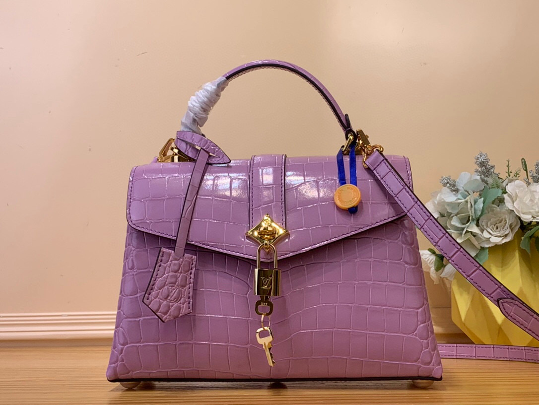 NO:620713,Top original order [ROSE DES VENTS handbag] N84713 N84714 light purple (crocodile pattern) This handbag is made of crocodile pattern leather, with the right size to suit day and night occasions. Monogram19860909顶级原单【ROSE DES VENTS 手袋】N84713 N84714 浅紫色（鳄鱼纹） 本款手袋采用鳄鱼纹皮革,以恰宜尺寸游刃昼夜场合. Monogram XM金属质感花卉点缀包身上缘,与雅致金属件相得益彰.可拆卸肩带提供多种背携选择 尺寸27*18*9 厘米 130121450,,Bag