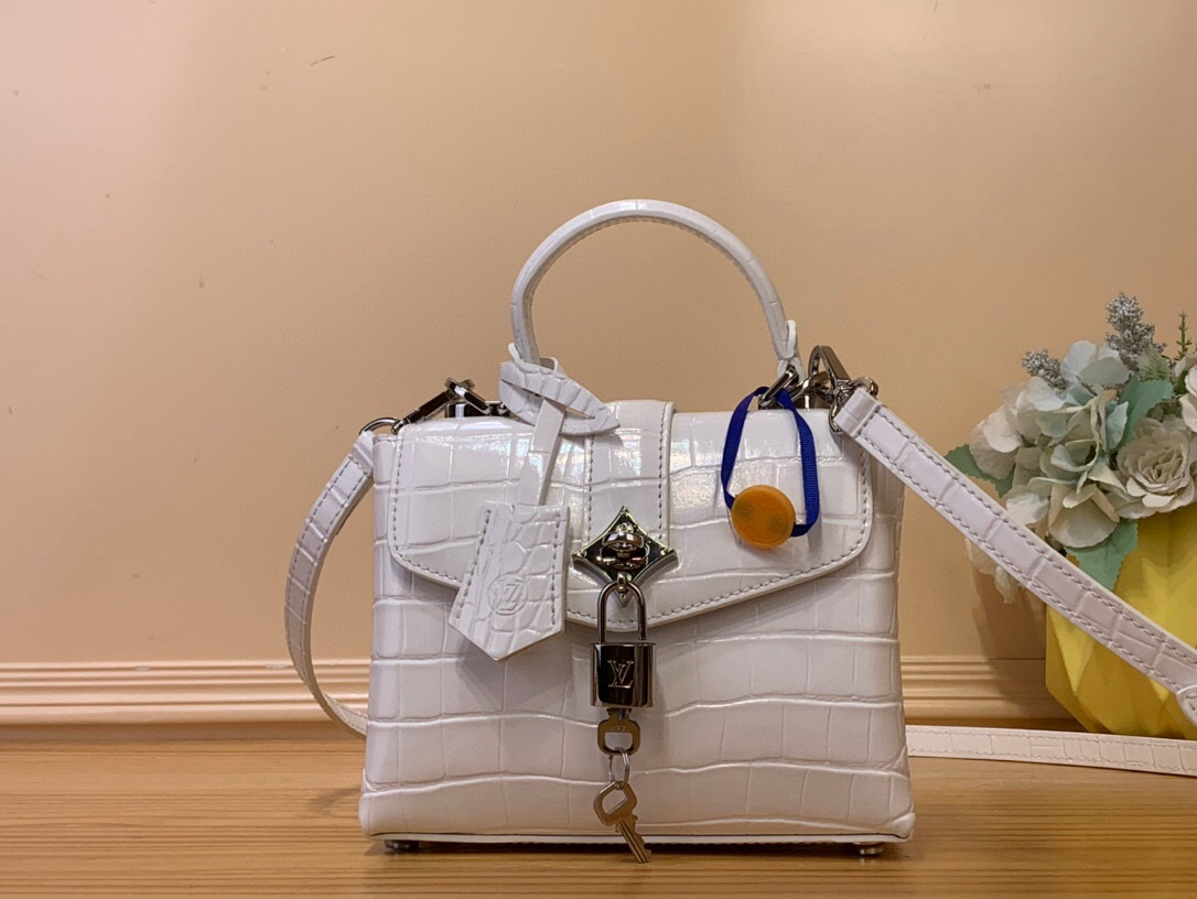 NO:620703,Top original order [ROSE DES VENTS mini handbag] N84713 N84714 white (crocodile pattern) This mini Xm handbag is made of crocodile pattern leather, with the right size for day and night occasions. Monogram metallic flowers are embellished on the edge of the bag, complementing the elegant metal parts. The detachable shoulder strap provides a variety of carrying options. Size 19*15*9 cm,19860909顶级原单【ROSE DES VENTS mini 手袋】N84713 N84714 白色（鳄鱼纹） 本款mini Xm手袋采用鳄鱼纹皮革,以恰宜尺寸游刃昼夜场合. Monogram 金属质感花卉点缀包身上缘,与雅致金属件相得益彰.可拆卸肩带提供多种背携选择 尺寸19*15*9 厘米,,Bag