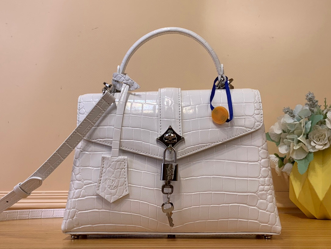 NO:620702,Top original order [ROSE DES VENTS handbag] N84713 N84714 white (crocodile pattern) This handbag is made of crocodile pattern leather, with the right size to suit day and night occasions. Monogram19860909顶级原单【ROSE DES VENTS 手袋】N84713 N84714 白色（鳄鱼纹） 本款手袋采用鳄鱼纹皮革,以恰宜尺寸游刃昼夜场合. Monogram XM金属质感花卉点缀包身上缘,与雅致金属件相得益彰.可拆卸肩带提供多种背携选择 尺寸27*18*9 厘米,,Bag