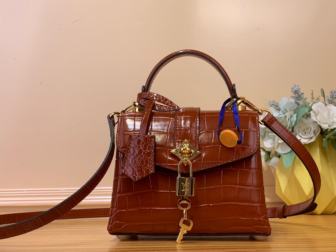 NO:620710,Top original order [ROSE DES VENTS mini handbag] N84713 N84714 brown (crocodile pattern) This mini Xm handbag is made of crocodile pattern leather, with the right size for day and night occasions. Monogram metallic flowers are embellished on the upper edge of the bag, complementing the elegant metal parts. The detachable shoulder strap provides a variety of carrying options. Size 19*15*9 cm 1201,19860909顶级原单【ROSE DES VENTS mini 手袋】N84713 N84714 棕色（鳄鱼纹） 本款mini Xm手袋采用鳄鱼纹皮革,以恰宜尺寸游刃昼夜场合. Monogram 金属质感花卉点缀包身上缘,与雅致金属件相得益彰.可拆卸肩带提供多种背携选择 尺寸19*15*9 厘米 1201,,Bag