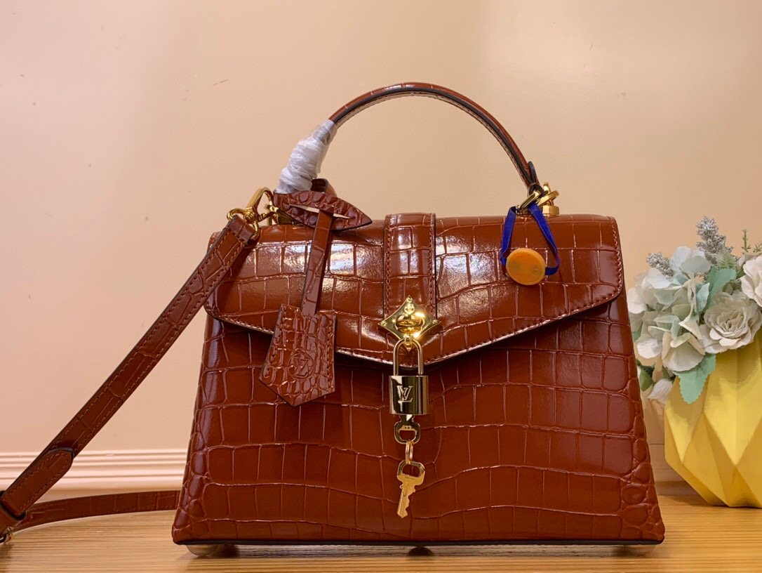 NO:620706,Top original order [ROSE DES VENTS handbag] N84713 N84714 brown (crocodile pattern) This handbag is made of crocodile pattern leather, with the right size to suit day and night occasions. Monogram19860909顶级原单【ROSE DES VENTS 手袋】N84713 N84714 棕色（鳄鱼纹） 本款手袋采用鳄鱼纹皮革,以恰宜尺寸游刃昼夜场合. Monogram XM金属质感花卉点缀包身上缘,与雅致金属件相得益彰.可拆卸肩带提供多种背携选择 尺寸27*18*9 厘米,,Bag