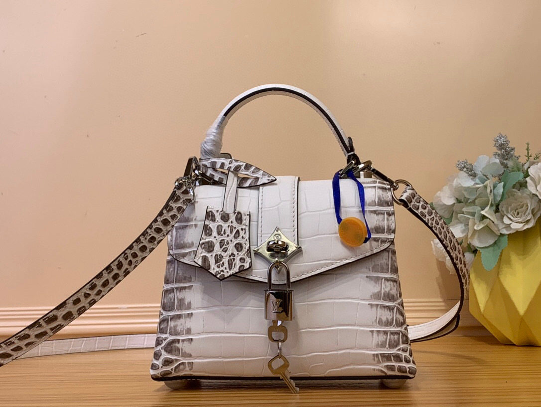 NO:620551,Top original order [ROSE DES VENTS mini handbag] N84713 N84714 white (crocodile pattern) This mini Xm handbag is made of crocodile pattern leather, suitable for day and night occasions in the right size. Monogram metallic flowers are embellished on the edge of the bag, complementing the elegant metal parts. The detachable shoulder strap provides a variety of carrying options. Size 19*15*9 cm 120121350,19860909顶级原单【ROSE DES VENTS mini 手袋】N84713 N84714 白色（鳄鱼纹） 本款mini Xm手袋采用鳄鱼纹皮革,以恰宜尺寸游刃昼夜场合. Monogram 金属质感花卉点缀包身上缘,与雅致金属件相得益彰.可拆卸肩带提供多种背携选择 尺寸19*15*9 厘米 120121350,,Bag