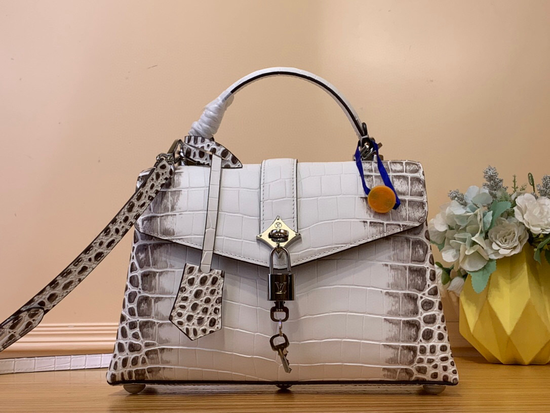 NO:620543,Top original order [ROSE DES VENTS handbag] N84713 N84714 white (crocodile pattern) This handbag is made of crocodile pattern leather, with the right size to suit day and night occasions. Monogram19860909顶级原单【ROSE DES VENTS 手袋】N84713 N84714 白色（鳄鱼纹） 本款手袋采用鳄鱼纹皮革,以恰宜尺寸游刃昼夜场合. Monogram XM金属质感花卉点缀包身上缘,与雅致金属件相得益彰.可拆卸肩带提供多种背携选择 尺寸27*18*9 厘米 130121450,,Bag