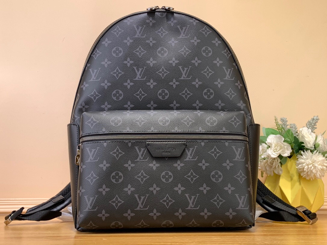 NO:619917,Top original item [Discovery Backack Medium Backpack] m22545 Black Flower This Discovery Jm medium backpack is made of Monogram Eclise canvas and metal parts to show its elegant style. The front pocket is convenient for accessing accompanying items, the inner pocket and double zipper closure ensure safe and orderly storage, and the adjustable fabric shoulder strap allows for comfortable carrying. Dimensions 42 x 17 x 31 cm 6817075,19860909顶级原单【Discovery Backack 中号双肩包】 m22545 黑花 本款 Discovery Jm中号双肩包以 Monogram Eclise 帆布和金属件彰显俊逸风范.前袋方便取放随行物品,内袋和双拉链开合确保收纳稳妥有序,可调节织物肩带实现舒适背携. 尺寸42 x 17 x 31 厘米 6817075,,Bag