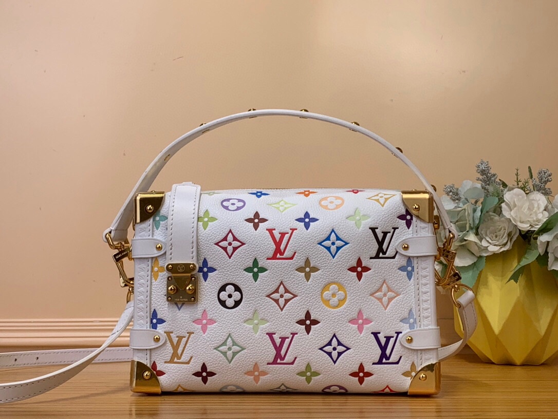 NO:620145,Top original order [SIDE TRUNK Medium Handbag] M14046 White Color (Takashi Murakami) This Side Trunk Sj medium handbag adopts the smart style of the Murakami Takashi series with a humorous Monogram pattern. It is made of soft cow leather with reinforced metal corners and the iconic S-lock lock. It can easily accommodate daily needs. The square shape pays tribute to the brand's classic luggage, and the removable studded handle and shoulder strap allow for flexible carrying.  Dimensions 23.5x16x8.5cm.8519095,,cowhide19860909顶级原单【SIDE TRUNK中号手袋】M14046 白彩（村上隆） 本款 Side Trunk Sj中号手袋以谐趣Monogram图案道村上隆版系列的灵动格调,为柔软牛皮革融入加固金属包角和标志性S-lock锁扣. 可轻松容纳日常所需.方正构型致意品牌经典行李箱,可拆卸饰钉手柄和肩带实现灵活背携. 尺寸23.5x16x8.5厘米.8519095,,cowhide,Bag