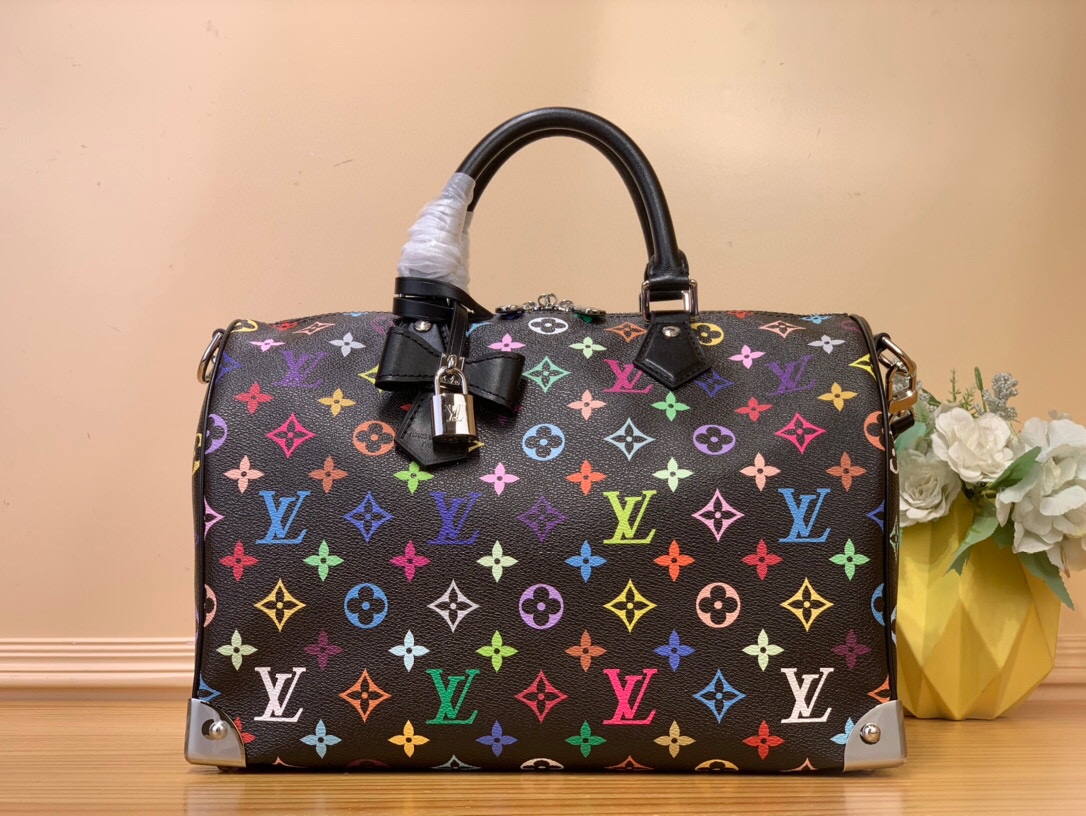 NO:620120,Top original order [LV  The handle and detachable shoulder strap, the metal corners recall classic luggage elements, and the bow-shaped key bag and padlock add brand touches. Size 30 x 21x17 cm (length x height x width).7518985,,louis vuitton,louis vuitton,cowhide19860909顶级原单【LV X TM SEEDY SOFT 30 手袋】M13257（黑彩）三彩 本款Seedy Soft 30 Sj手袋取材柔软涂层帆布,以缤纷彩虹色调描摹全幅 Monogram图案,点明路易威登x村上隆再版系列的灵动格调.牛皮革构筑Toron 手柄和可拆卸肩带,金属包角回溯经典行李箱元素,蝴蝶结造型钥匙包和挂锁再添品牌笔触. 尺寸30 x 21x17厘米(长度x高x宽).7518985,,louis vuitton,louis vuitton,cowhide,Bag