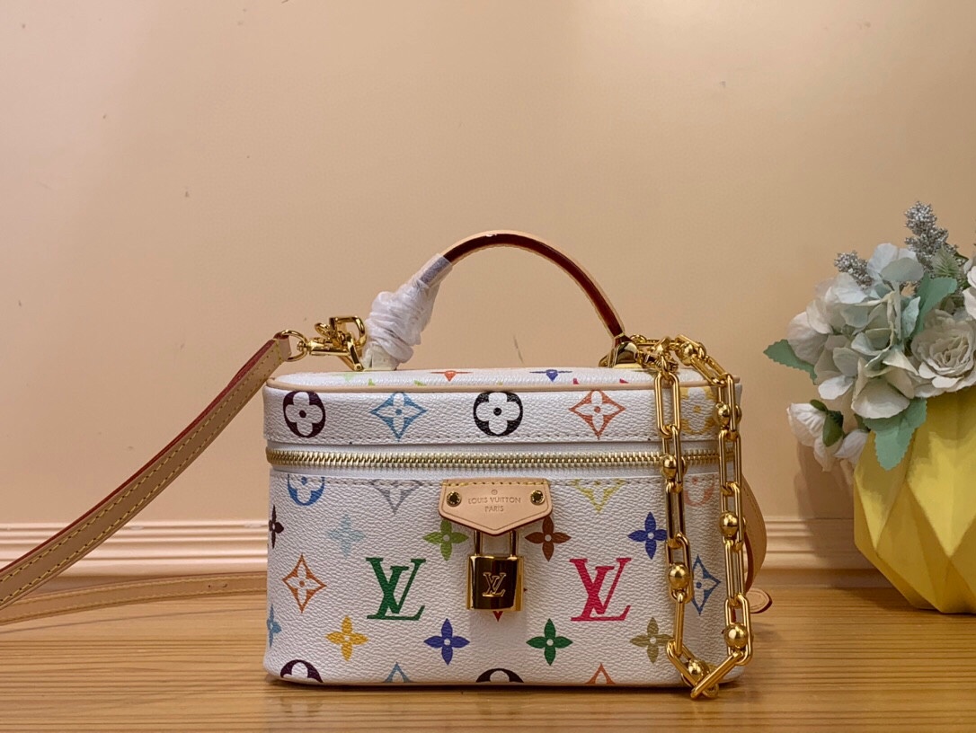 NO:620115,Top original order [LV x TM VANITY CHAIN OUCH handbag] m13662 white color (three colors - Takashi Murakami) This Vanity ouch SjCc handbag is from the Louis Vuitton x Murakami reissue series, reinterpreting the brand's classic Monogram pattern with the artist's bright colors. The coated canvas is integrated with cowhide leather trim, and the zipper closure, detachable chain and LV inscribed padlock add a metallic luster.  Dimensions 11.5 x 6.5 x 19 cm 6017075.,,louis vuitton,louis vuitton,cowhide19860909顶级原单【LV x TM VANITY CHAIN OUCH 手袋】 m13662 白彩（三彩-村上隆） 本款 Vanity ouch SjCc手袋出自路易威登 x 村上隆再版系列,以艺术家的鲜明色调重绎品牌经典 Monogram 图案.涂层帆布融入牛皮革饰边,拉链开合、可拆卸链条和 LV 铭纹挂锁再添金属莹泽. 尺寸11.5 x 6.5 x 19 厘米 6017075.,,louis vuitton,louis vuitton,cowhide,Bag
