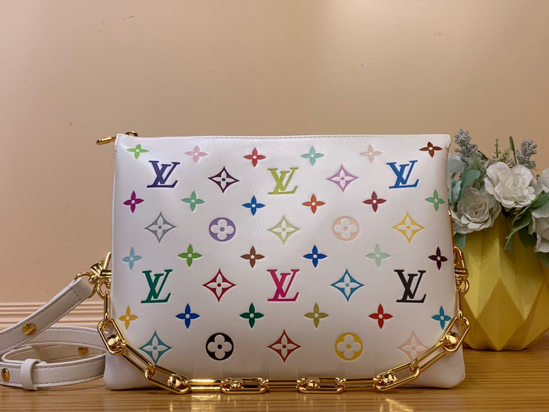 NO:620151,Top original item [LV x TM Coussin Small Handbag] m13233 White/Three Colors (Takashi Murakami) This small Coussin Gx handbag is from the Louis Vuitton  x 26 cm 7218085,,louis vuitton,louis vuitton,sheepskin19860909顶级原单【LV x TM COUSSIN 小号手袋】 m13233 白色/三彩（村上隆） 本款 Coussin Gx小号手袋出自路易威登 x 村上隆再版系列,选用蓬松羊皮革塑造利落构型,再以全幅 Monogram 图案呈现日本艺术家村上隆笔下的彩虹色调.粗犷金属链条和可拆卸皮革肩带实现多种背携方式. 尺寸20 x 12 x 26 厘米 7218085,,louis vuitton,louis vuitton,sheepskin,Bag