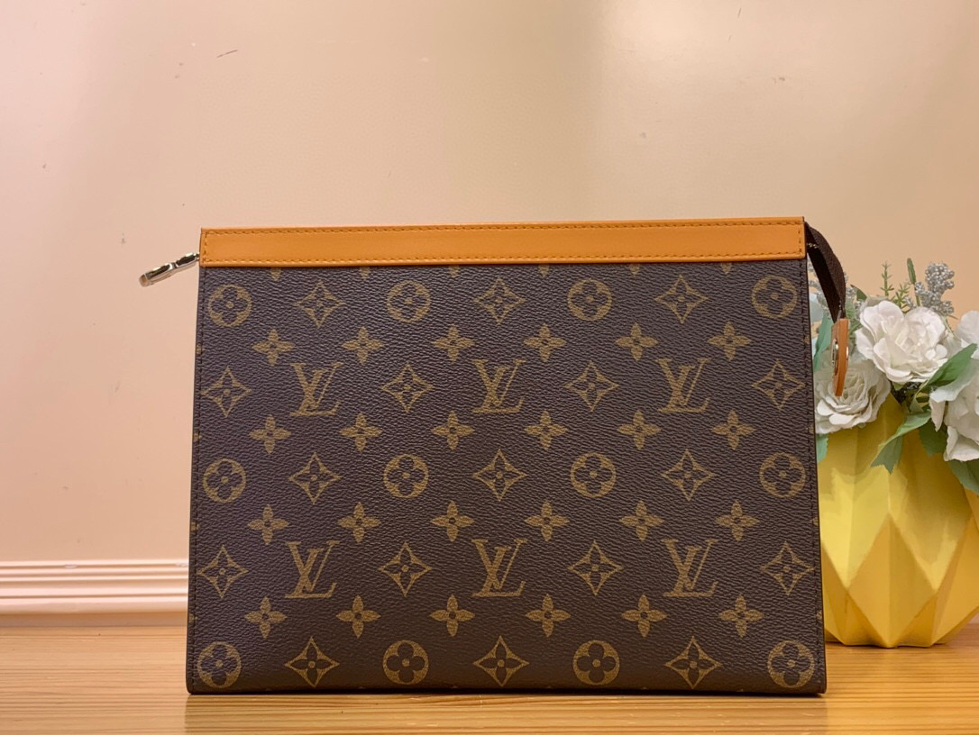 NO:619956,Upgraded version of the top original item [OCHETTE VOYAGE Medium Clutch] m12815 Presbyopic/Blue m12817 Presbyopic/Red m12818 Presbyopic/Rose m12819 Presbyopic/Dark Blue (Colorful) This ochette Voyage 18 medium clutch bag is based on Monogram Macassar  Coated canvas with bright lining and leather trim. Zippered card slot and patch pocket to organize travel essentials or stow away in a suitcase. Dimensions: 21 x 6 x 27 cm 3214045,,handbag19860909升级版 顶级原单【OCHETTE VOYAGE 中号手拿包】 m12815 老花/蓝色 m12817 老花/红色 m12818 老花/玫红 m12819 老花/深蓝（七彩） 本款 ochette Voyage 18中号手拿包取材 Monogram Macassar 涂层帆布,搭配明丽内衬和皮革饰边.拉链开启卡片夹层和贴袋,可有序收纳随行所需,亦可收入旅行箱. 尺寸21 x 6 x 27 厘米 3214045,,handbag,Bag