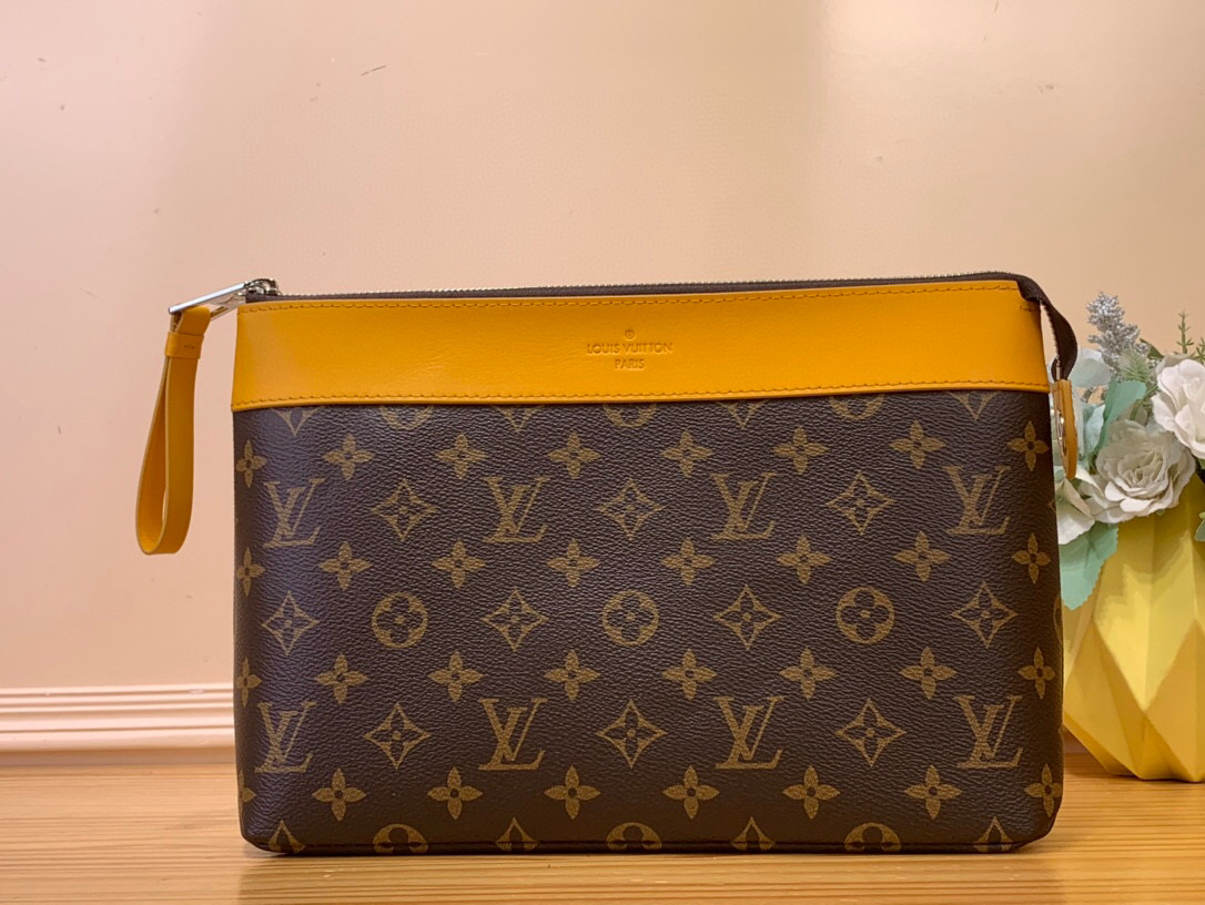 NO:619960,Upgraded version of the top original item [OCHETTE VOYAGE SOULE Clutch] m13198 Presbyopic/Yellow m13199 Presbyopic/Green m13356 Presbyopic/Rose Red (Colorful) This ochette Voyage Soule 18 clutch is a classic Monogram Macassar  Coated canvas with bright cowhide leather trim, and the tonal lining references the lining pattern of the brand's traditional hard trunk. The soft structure allows for organized storage, and can also be stored in a large handbag. Dimensions 21 x 7.5 x 30 cm 3614045,,handbag,cowhide19860909升级版 顶级原单【OCHETTE VOYAGE SOULE 手拿包】 m13198 老花/黄色 m13199老花/绿色 m13356 老花/玫红色（七彩） 本款 ochette Voyage Soule 18手拿包为经典 Monogram Macassar 涂层帆布搭配明丽牛皮革饰边,再于同色调内衬援引品牌传统硬箱的内衬图案.柔软构型实现有序收纳,亦可收入大号手袋. 尺寸21 x 7.5 x 30 厘米 3614045,,handbag,cowhide,Bag