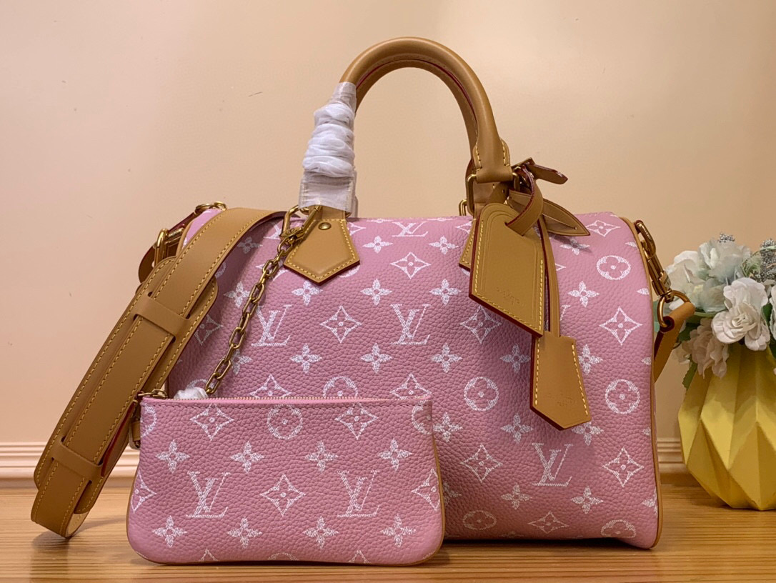 NO:620043,Top original order [SEEDY 9 BANDOULIRE 30 handbag] m13914 pink m13904 black Seedy 9 Bandoulière 30 handbag printed with classic Monogram  Carefully crafted from patterned cowhide, the size is designed to be compact, lightweight, and large enough to accommodate daily needs. The handbag displays exquisite craftsmanship in every detail, from the vintage side locks to the luxurious sheepskin lining, each of which reflects the brand's unremitting pursuit of quality. In addition to the top handle design, it is also equipped with a detachable shoulder strap, providing a variety of carrying methods. Dimensions 22.5 x 18 x 32 cm.125121300,,cowhide,sheepskin19860909顶级原单【SEEDY 9 BANDOULIRE 30 手袋】 m13914 粉色 m13904 黑色 Seedy 9 Bandoulière 30 手袋采用印有经典 Monogram 图案的牛皮革精心打造,尺寸设计恰到好处既紧凑轻便,又足以容纳日常所需.手袋在细节处尽显精湛工艺,从复古侧锁到奢华的羊皮革内衬,每处都体现品牌出对品质的不懈追求.除了顶部手柄设计,还配备可拆卸肩带,提供多样化的携带方式. 尺寸22.5 x 18 x 32 厘米.125121300,,cowhide,sheepskin,Bag