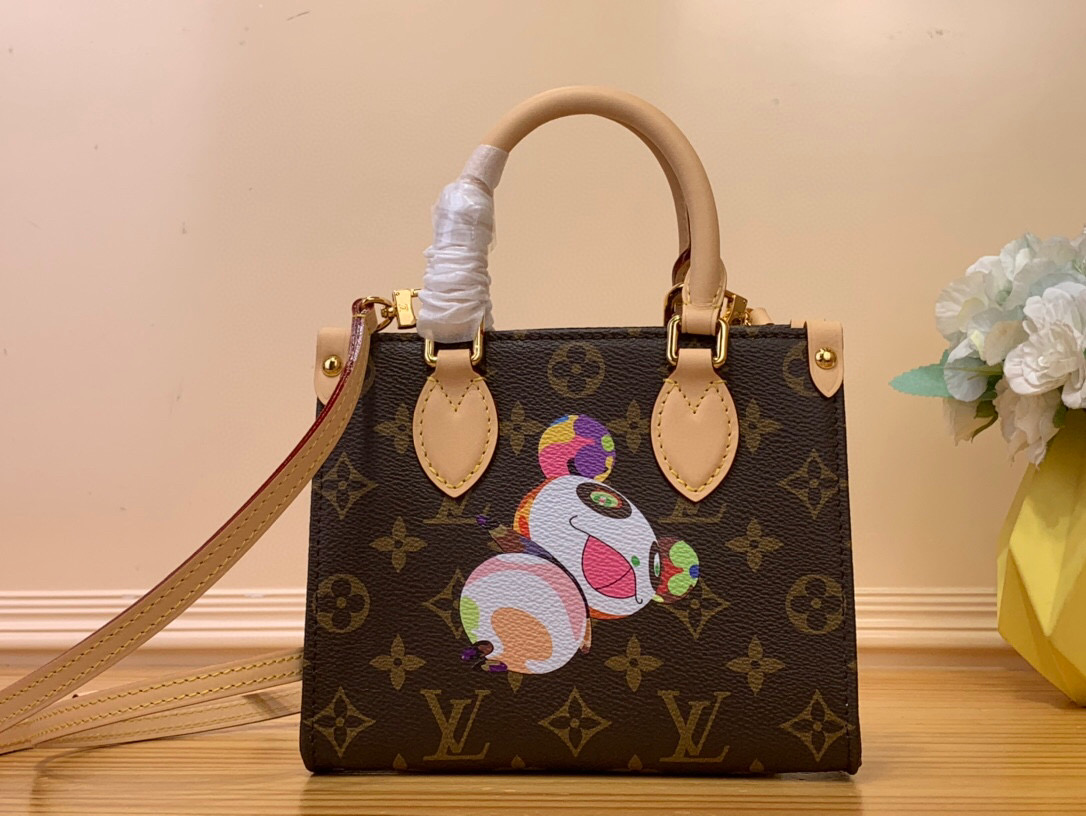 NO:620176,Top original item [ONTHEGO BB Handbag] M13668 Presbyopia/Doll Silk Screen (Takashi Murakami) x  Dimensions 18 x 15 x8.5 cm 5116065,,cowhide19860909顶级原单【ONTHEGO BB 手袋】 M13668老花/公仔丝印(村上隆） x Xl村上隆再版系列以玩味笔触演绎OnTheGo手袋的玲珑版本.Monogram 帆布与牛皮革奠定品牌经典格调,村上隆笔下灵动可爱的熊猫形象化身为前后印花.可拆卸并调节的肩带提供多种背携选择,拉链内贴袋令个人物品稳妥随行. 尺寸18 x 15 x8.5厘米 5116065,,cowhide,Bag