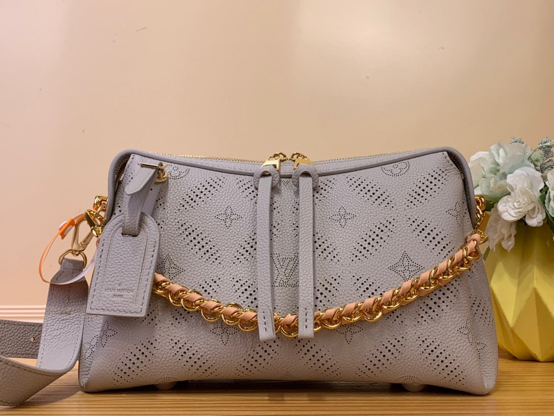 NO:620160,Top original item [HAND IT ALL small handbag] m13157 taro purple (hollow) This Hand It All Ys small handbag uses cow leather to interpret the brand's Bloom elements, incorporates floral imagery into the perforated Monogram pattern, and upgrades the classic style with contrasting brand names. The internal patch pocket is convenient for storing mobile phones, and the woven chain allows for flexible switching between cross-body or shoulder carry. Size 18 x 13 x 29 cm  8219095,,cowhide19860909顶级原单【HAND IT ALL 小号手袋】 m13157 芋泥紫（ 镂空） 本款 Hand It All Ys小号手袋选用牛皮革演绎品牌 Bloom 元素,为穿孔 Monogram 图案融入花卉意象,再借撞色名牌升级经典格调.内贴袋方便收纳手机,编织链条实现斜挎或肩背的灵活切换. 尺寸18 x 13 x 29 厘米 8219095,,cowhide,Bag