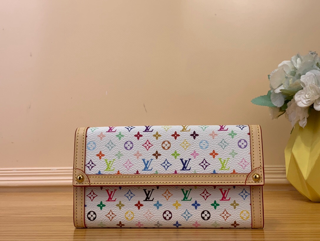 NO:620149,Top original order [Flip Wallet New LV x TM ortfolio Sarah NM Ms Wallet] 13397 white color 'LV × TM Wallet Sarah' that pays tribute to Maison Ms's traditional luggage  NM'. The slightly horizontal shape is trimmed with cowhide, and the corners of the front are decorated with golden screws. It is finished in a playful rainbow-colored letter pattern canvas unique to the re-edition of the 'Louis Vuitton  vuitton,tom ford,wallets,cowhide19860909顶级原单【翻盖钱包 New LV x TM ortfolio Sarah NM Ms钱包】 13397白彩 向Maison Ms的传统行李箱致敬的“LV × TM 钱包萨拉 NM”.稍微横长的造型上加了牛皮的修剪,前襟的角落部分装饰着金色的螺丝钉.“路易威登×村上隆”系列的重新版才有的俏皮彩虹色表现的字母图案帆布完成.配有2个大隔间和多个口袋、12个卡槽的内部装修也很有魅力. 尺寸 19 x 10.5 x 2厘米. 3415055,,louis vuitton,louis vuitton,tom ford,wallets,cowhide,Bag