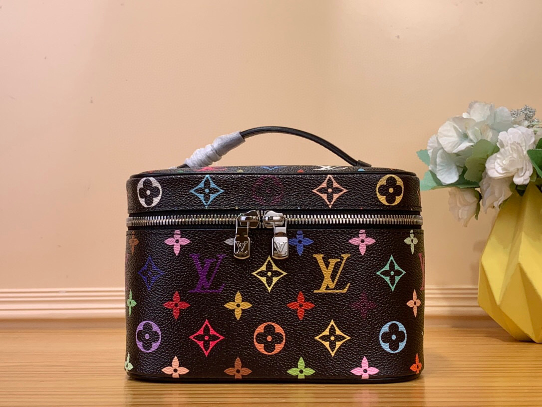 NO:620143,Top original order [Nine BB cosmetic bag] m13747 black color (three colors-Takashi Murakami) This style is inspired by the iconic Nice Lt cosmetic bag. This elegant toilet bag is a personalized choice for carrying basic beauty supplies. Size 20x14x13.4115055,, cosmetic bags & cases19860909顶级原单【Nine BB 化妆包】m13747 黑彩（三彩-村上隆） 此款以标志性的Nice Lt化妆包为设计灵感来源,此款优雅的盥洗包是携带基本美容用品的个性之选. 尺寸20x14x13.4115055,,cosmetic bags & cases,Bag