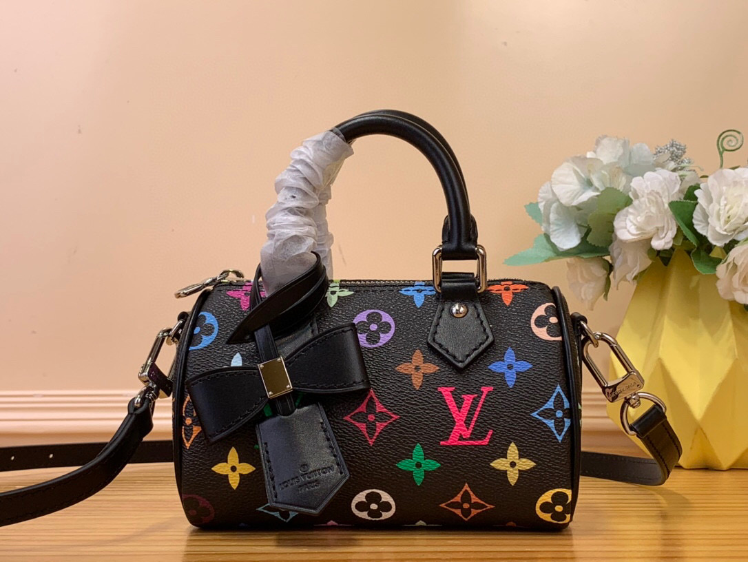 NO:620140,Top original order [NANO SEEDY handbag] M13391 white color m13406 black color (three colors - Takashi Murakami) The Nano Seedy handbag made of the classic modified Monogram Hl canvas exudes the ultimate femininity and is an ideal choice for carrying daily necessities. This handbag is a perfect mini version of the original Seedy handbag, with exquisite stitching, extremely lightweight, adjustable and detachable shoulder straps Size 16.0 x  11.0 x 9.0 cm 5016055,19860909顶级原单【NANO SEEDY 手袋】M13391 白彩 m13406 黑彩（三彩-村上隆） 以经典改版的Monogram Hl帆布制成的Nano Seedy手袋,散发极致女人味,是您携带日常用品的理想之选.这款手袋是原型Seedy手袋的完美迷你版,缝线精致,轻盈无比,肩带可调节、可拆卸 尺寸 16.0 x 11.0 x 9.0 cm 5016055,,Bag