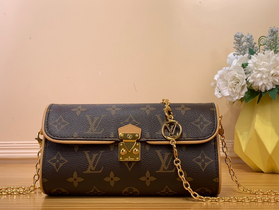 NO:620083,Top original order [OCHETTE CAMILLE clutch handbag] M13566 presbyopia (chain) This ochette Camille Js handbag is made of Monogram canvas, paying tribute to the original design that came out in the Louis Vuitton spring and summer fashion show. The S-Lock lock, the Cirdle logo on the chain and the contrasting VVN leather trim interpret the brand's classic elements. The flexible and easy-to-wear configuration is suitable for cross-body, shoulder or hand carry. Size 20.5 x  11x6cm 4215055,,louis vuitton,handbag19860909顶级原单【OCHETTE CAMILLE 手拿包手袋】M13566 老花（链条） 本款ochette Camille Js手袋取材Monogram帆布,致意路易威登春夏时装秀问世的原版设计.S-Lock锁扣、链条处 Cirdle标识与撞色 VVN皮革饰边演绎品牌经典元素.灵活易搭的构型适宜斜挎、肩背或手提. 尺寸20.5 x 11x6厘米 4215055,,louis vuitton,handbag,Bag