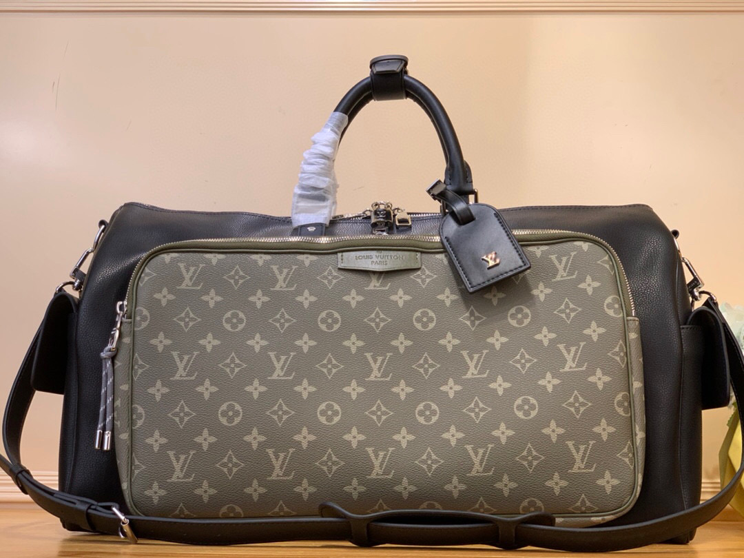 NO:620086,Top original order [KEEALL BANDOULIRE 50 travel bag] m12690 black/green (color matching) This Keeall Bandoulière 50 Ks travel bag comes from the LV ark series. It is a grained leather body with a Monogram coated canvas zippered side bag. The removable LV Lovers suede nameplate confirms the brand identity. Size 29 x 23 x 50 cm  8819095,,louis vuitton,versace19860909顶级原单【KEEALL BANDOULIRE 50 旅行袋】 m12690 黑色/绿色（拼色） 本款 Keeall Bandoulière 50 Ks旅行袋出自 LV ark 系列,为粒面皮革包身巧妙融入 Monogram 涂层帆布拉链侧袋.可拆卸 LV Lovers 绒面名牌印证品牌身份. 尺寸29 x 23 x 50 厘米 8819095,,louis vuitton,versace,Bag