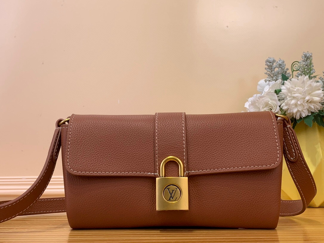 NO:620351,Top original order [WALLET ON CHAIN LOW KEY handbag] m12147 Brown This Wallet On Chain Ys handbag is made of soft cow leather, adding functionality to the Low Key series. The detachable zipper bag is cut from Monogram canvas, demonstrating the brand's exquisite craftsmanship. The creative LV lock design ensures the placement of valuables. Dimensions 13 x 3.5 x 22 cm. 6517075,, louis  vuitton,cowhide19860909顶级原单【WALLET ON CHAIN LOW KEY 手袋】 m12147 棕色 本款 Wallet On Chain Ys手袋取材柔软牛皮革,为 Low Key 系列增添功能之选.可拆卸拉链袋由 Monogram 帆布裁成,彰显品牌精湛匠艺.创意 LV 锁扣设计可确保安放贵重物品. 尺寸13 x 3.5 x 22 厘米.6517075,,louis vuitton,cowhide,Bag