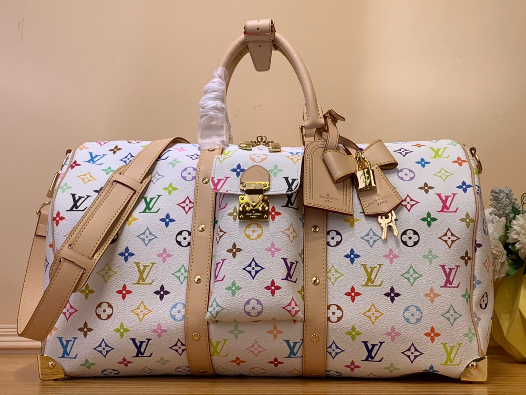 NO:620116,Top original order [LV x TM KEEALL BANDOULIRE 45 travel bag] m13742 white color (Takashi Murakami) This Keeall Bandoulière 45 Hr travel bag is from the Louis Vuitton  The lock buckle and glossy metal corners establish a classic foundation, while the rivet strap and bow-shaped key bag highlight the new season trend. Size 27 x 20 x 45 cm 951981000,, louis vuitton, louis vuitton19860909顶级原单【LV x TM KEEALL BANDOULIRE 45 旅行袋】 m13742 白彩（村上隆） 本款 Keeall Bandoulière 45 Hr旅行袋出自路易威登 x 村上隆再版系列,以绚丽 Monogram 涂层帆布展现品牌标志性元素与艺术家虹彩美学的创意交融.前袋的 S-lock 锁扣和莹泽金属包角奠定经典底蕴,铆钉饰带和蝴蝶结造型钥匙包点明新季潮流风尚. 尺寸27 x 20 x 45 厘米 951981000,,louis vuitton,louis vuitton,Bag
