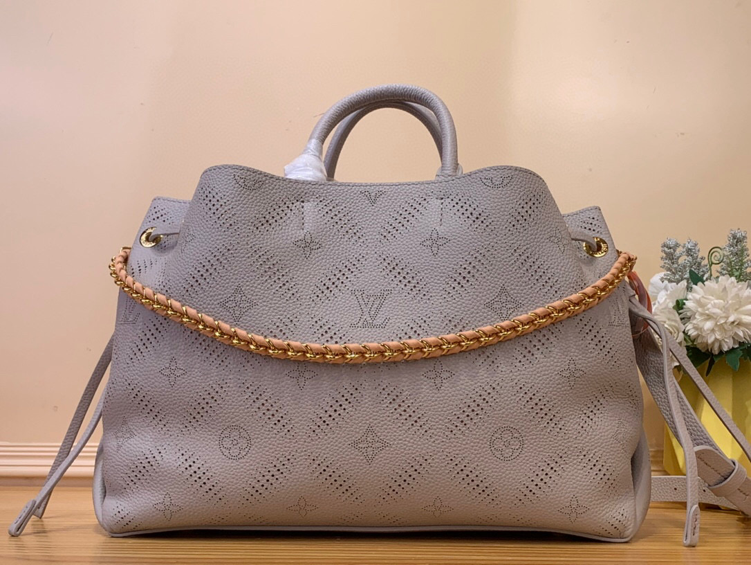 NO:620158,Top original item [BELLA TOTE handbag] m13838 taro purple (hollow) This Bella Tote Ys handbag cleverly integrates the new season Mahina Bloom elements into fine cow leather, with a contrasting lining that can be seen through the perforated Monogram flowers, and a unique detachable chain. The classic configuration has various carrying methods and can easily store tablets and headphones. Dimensions 23 x 13 x 32 cm  981991000,,cowhide19860909顶级原单【BELLA TOTE 手袋】 m13838 芋泥紫（镂空） 本款 Bella Tote Ys手袋将新季 Mahina Bloom 元素巧妙融入细腻牛皮革,透过穿孔 Monogram 花卉即可窥见撞色内衬,搭配别致可拆卸链条.经典构型拥有多样背携方式,可轻松收纳平板电脑与耳机. 尺寸23 x 13 x 32 厘米 981991000,,cowhide,Bag