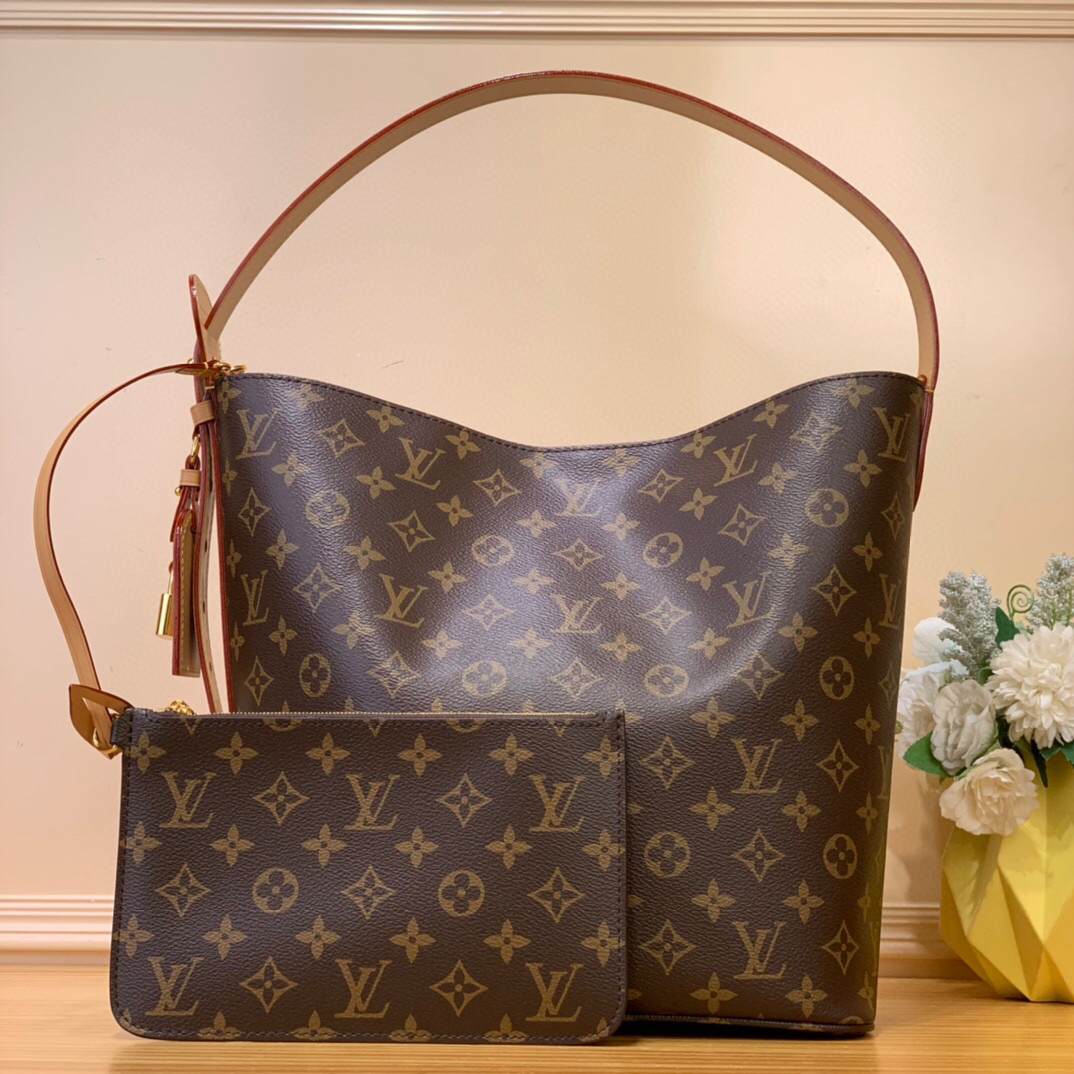 NO:620098,Top original order [All In Large Handbag] M12926 Presbyopia This All In handbag is made of Monogram Jh canvas with glossy metal parts, and the iconic padlock and nameplate highlight the classic style. The adjustable shoulder strap continues the brand's trunk-making heritage, and the leather shoulder strap adds cross-body and shoulder carry options. The foldable design allows the silhouette to be freely retracted, and ample space makes it a perfect daily choice. Dimensions 30.0 x 25.0 x 17.0 cm  5016065,19860909顶级原单【 All In 大号手袋】M12926 老花 本款 All In 手袋为 Monogram Jh帆布搭配亮泽金属件,以标志性挂锁和名牌彰显经典格调.可调节肩带延续品牌制箱传承,皮革肩带增添斜挎和肩背选择.可折叠设计实现廓形的自如收放,充裕空间成就日常佳选. 尺寸30.0 x 25.0 x 17.0 厘米 5016065,,Bag