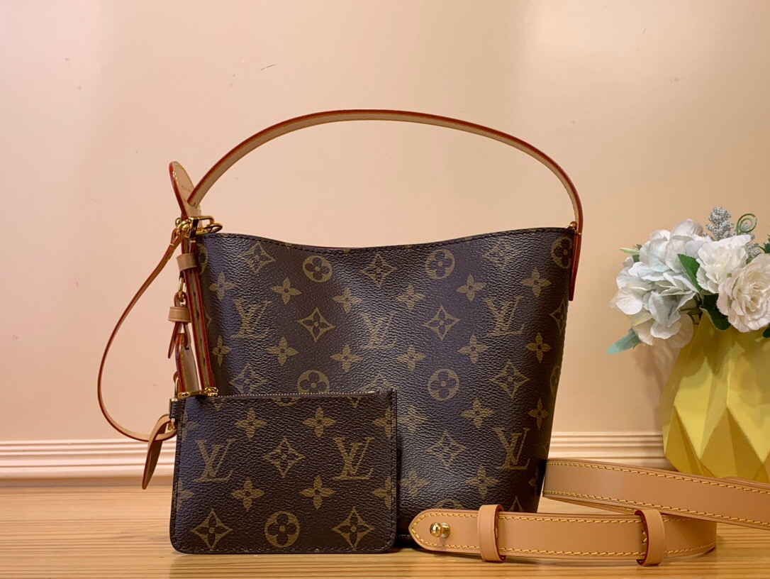 NO:620101,Top original order [ALL IN BB Bucket Handbag - Second Hand] M12925 Presbyopia This All InBB jh handbag is made of Monogram canvas with glossy metal parts, and the iconic padlock and nameplate highlight the classic style. The adjustable shoulder strap continues the brand's trunk-making heritage, and the leather shoulder strap adds cross-body and shoulder carry options. The foldable design allows the silhouette to be freely retracted, and ample space makes it a perfect daily choice. Size 16x18x12 cm  4815055,19860909顶级原单【ALL IN BB 水桶手袋- 中古】M12925 老花 本款 All InBB jh手袋为Monogram帆布搭配亮泽金属件,以标志性挂锁和名牌彰显经典格调.可调节肩带延续品牌制箱传承,皮革肩带增添斜挎和肩背选择.可折叠设计实现廓形的自如收放,充裕空间成就日常佳选 尺寸16x18x12厘米 4815055,,Bag