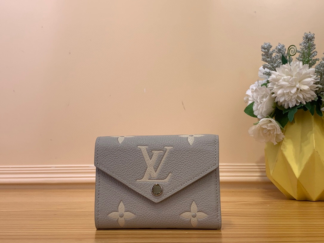 NO:620826,Top original item [Victorine Wallet] m14229 Taro Purple (Silk Screen) Updated for the season with a two-tone palette, this chic version of the Victorine ms wallet is perfect for storing cards and change. It's made from Monogram Emreinte leather and features gold hardware, including a sophisticated snap closure. The organized interior reveals multiple pockets for storing valuables, plus six card slots. Dimensions 12 x 9.5 x  2.5cm 2613035,,wallets19860909顶级原单【Victorine Wallet】 m14229 芋泥紫（丝印） 以双色调色板为本季更新,这款别致版的Victorine ms钱包非常适合存放卡片和零钱.它由Monogram Emreinte皮革制成,并带有金色五金件,包括精致的按扣封口.井然有序的内部露出多个口袋,可以存放贵重物品,外加六个卡槽. 尺寸12 x 9.5 x 2.5厘米 2613035,,wallets,Bag